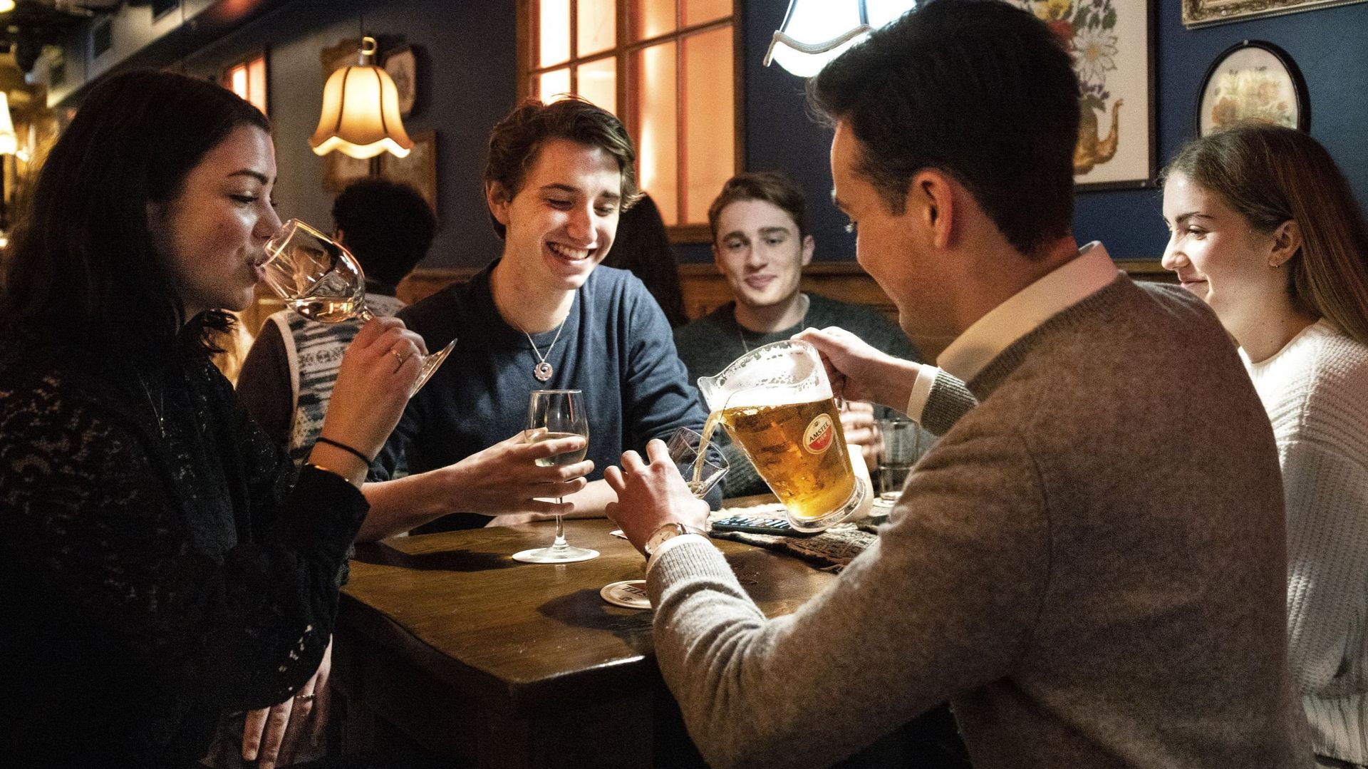 Des jeunes profitent de la réouverture des bars à Amsterdam, le 26 janvier.