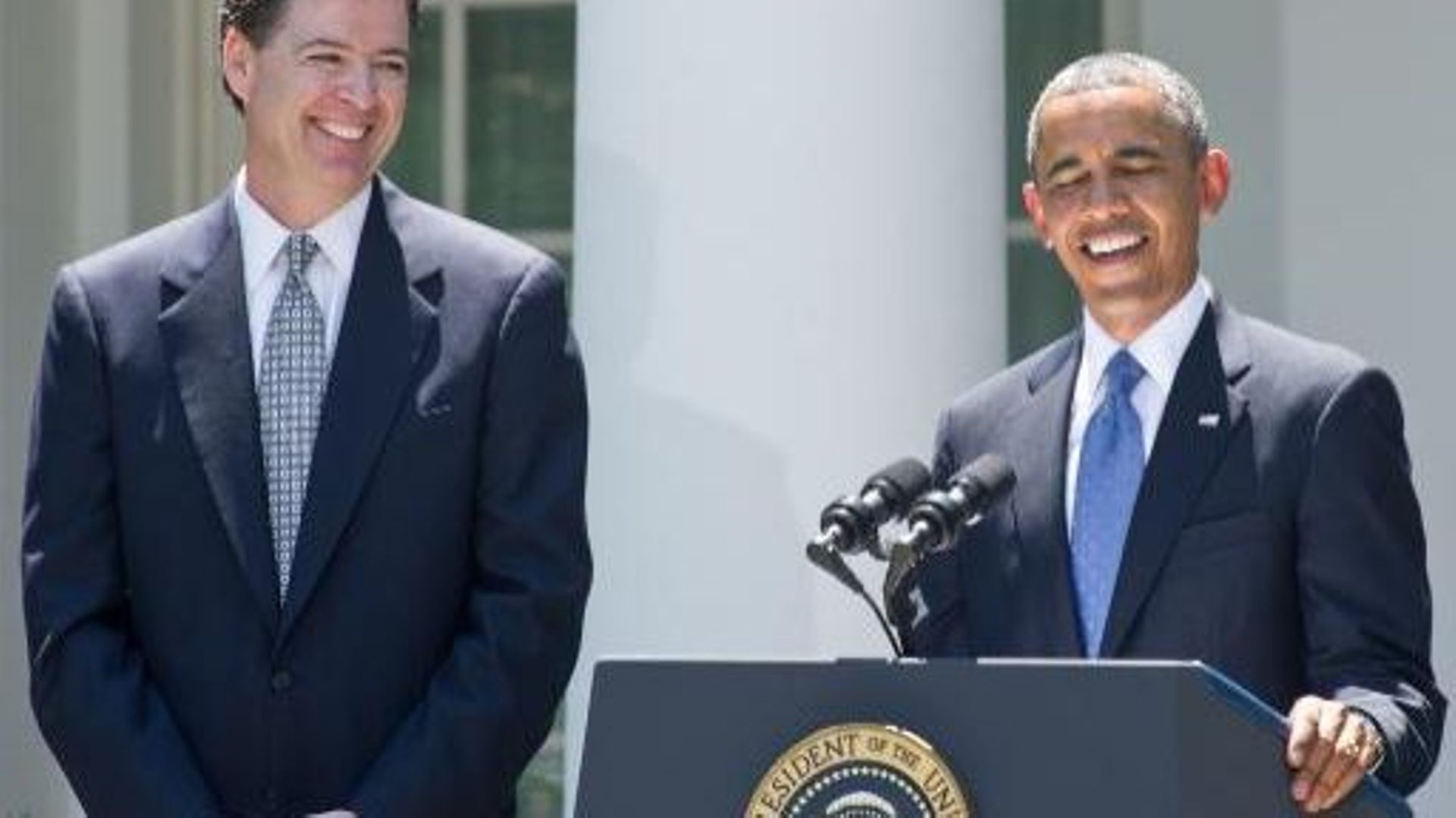 Barack Obama, avec à sa droite le nouveau patron du FBI, Jim Corney, le 21 juin 2013 dans les jardins de la Maison blanche