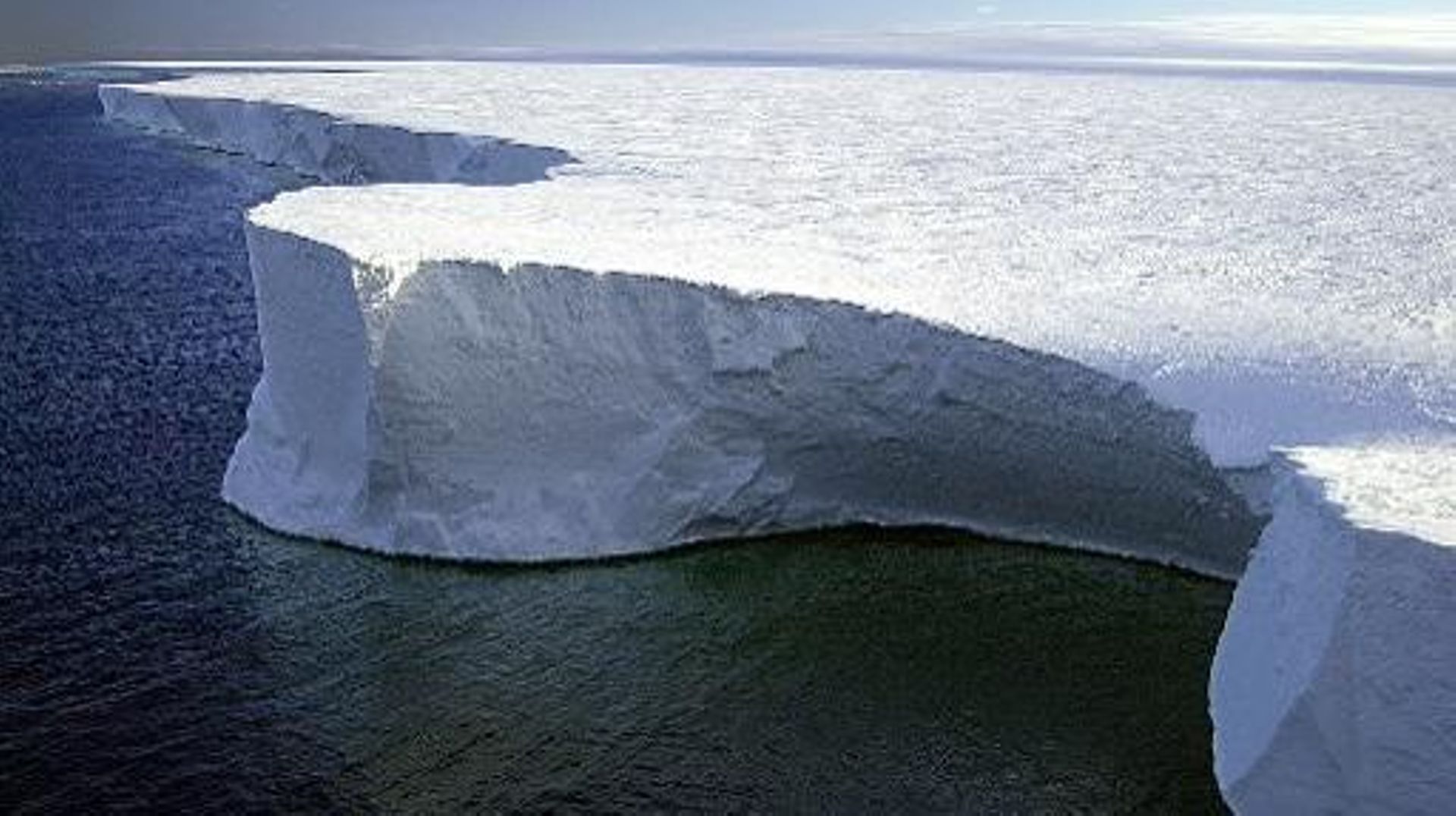 Une photo non datée du plus grand iceberg jamais enregistré, le B-15, détaché de la barrière de Ross en Antarctique en 2001