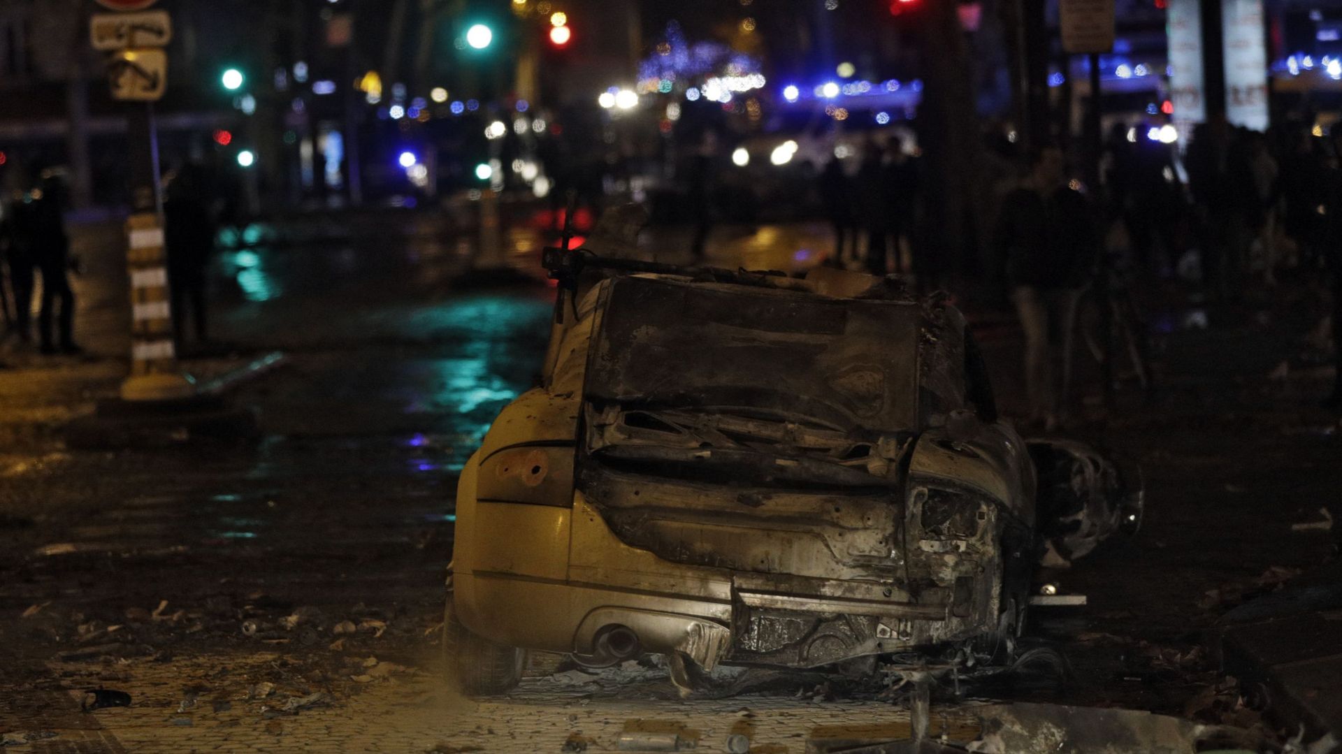 Voitures incendiées, vitrines brisées: les images de Paris au lendemain d'une journée de violences