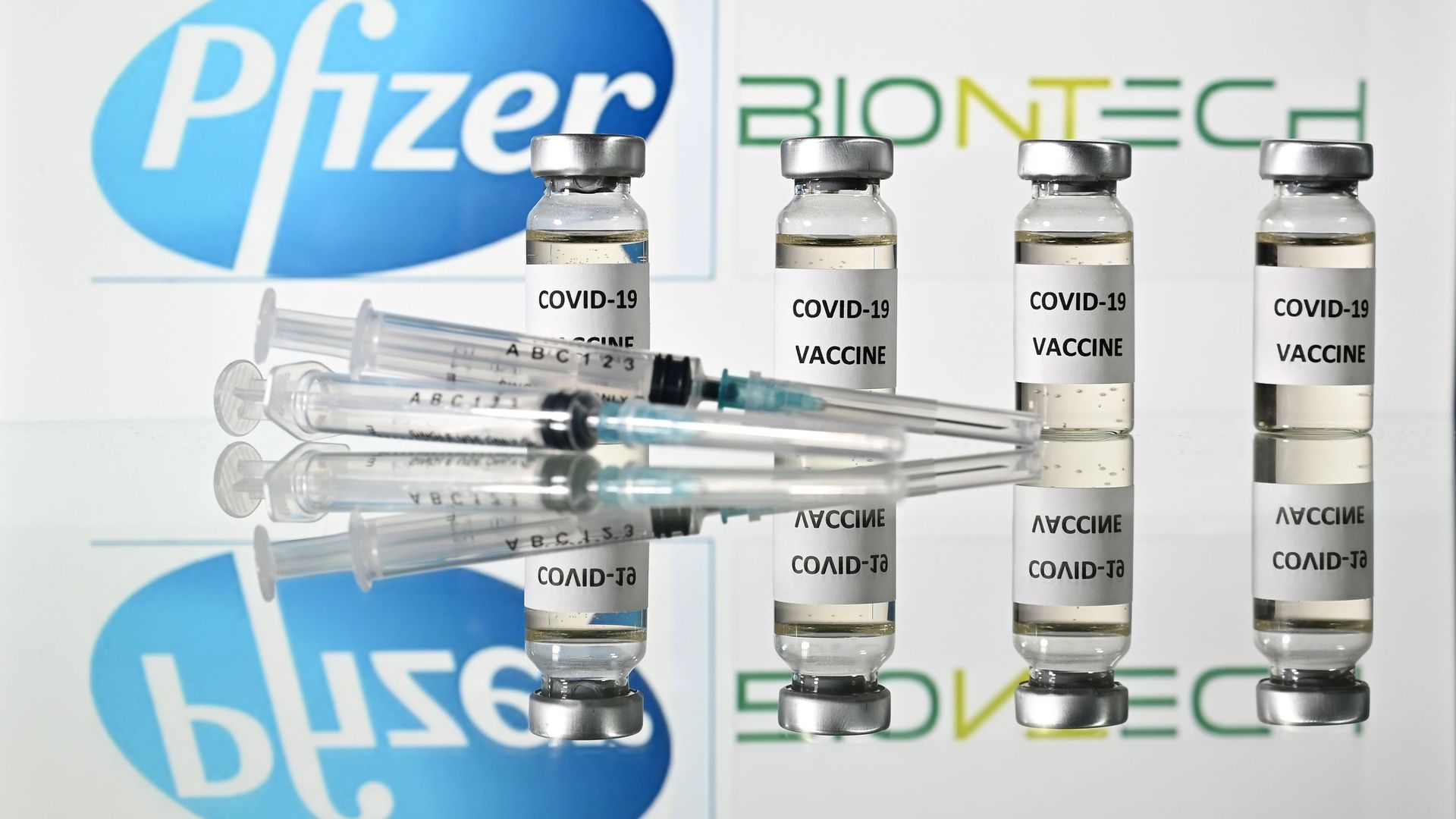 Les premières doses du vaccin de Pfizer/BioNTech arriveront la semaine prochaine au Royaume-Uni au départ de la Belgique.