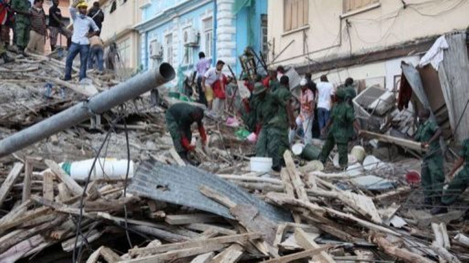 Des secouristes s'activent après l'effondrement d'un immeuble à Dar es Salaam, en Tanzanie, le 29 mars 2013