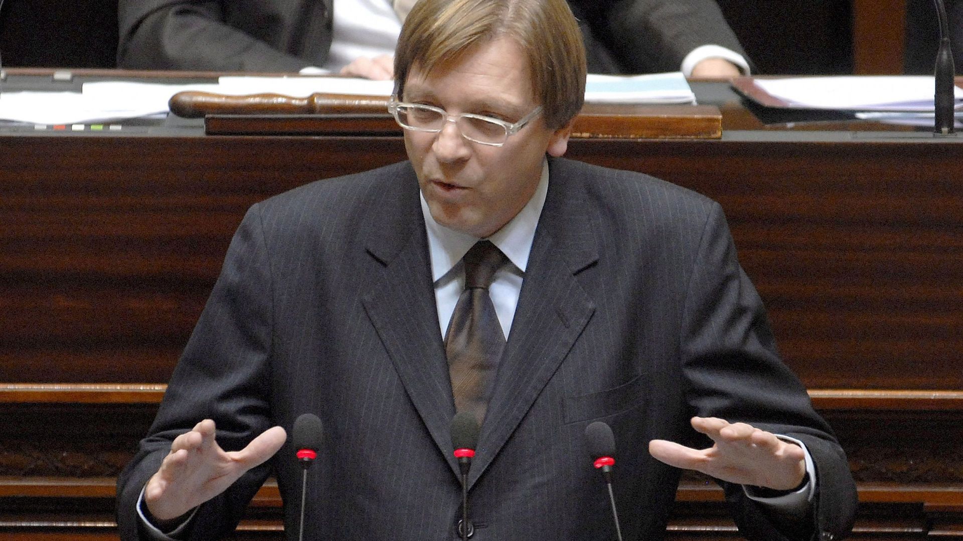 En 2007, le libéral flamand Guy Verhofstadt avait échoué à créer un gouvernement composé des seuls  libéraux et démocrates-chrétiens sous les couleurs de l'orange-bleue 
