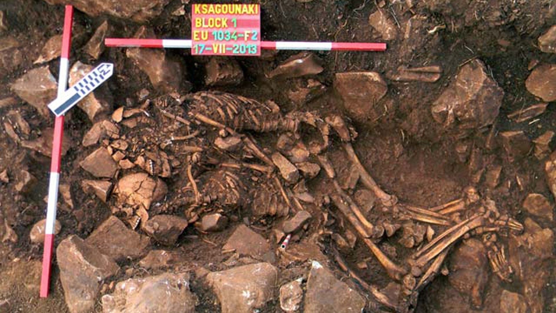 Découverte rare d'un couple préhistorique enterré enlacé en Grèce