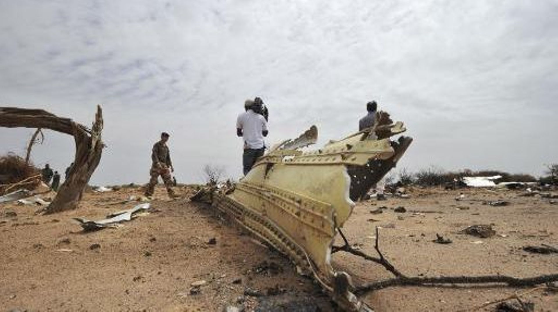 Les débris de l'avion d'Air Algérie le 26 juillet 2014, deux jours après son crash dans la région de Gossi au Mali