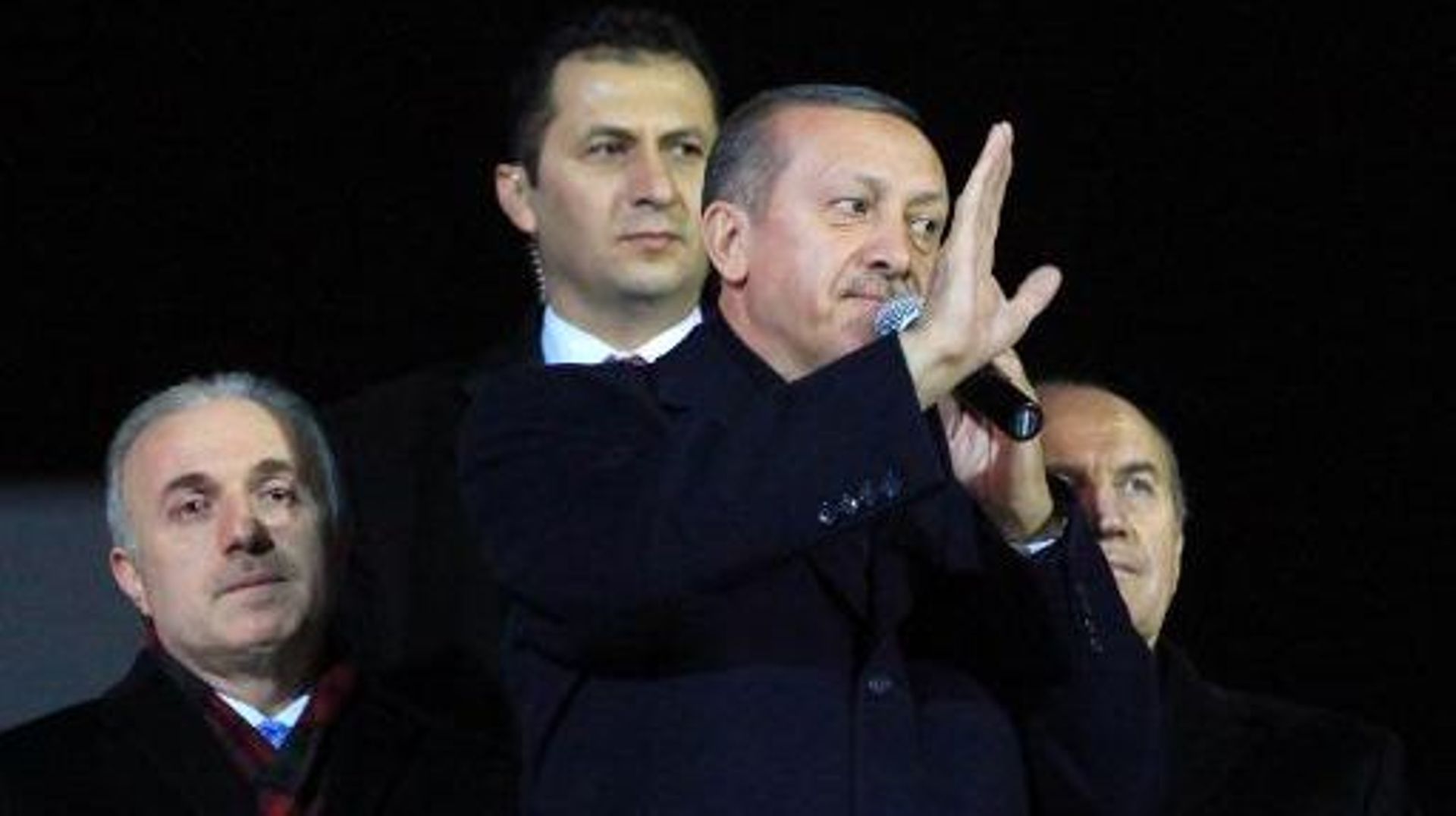Le Premier ministre turc Recep Tayyip Erdogan salue ses partisans, le 27 décembre 2013 à Istanbul