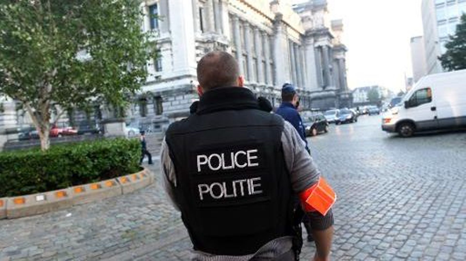 Devant le Palais de justice de Bruxelles, la police prend position alors que le convoi  escortant le français Mehdi Nemmouche est attendu pour comparaître devant le tribunal le 12 septembre 2014