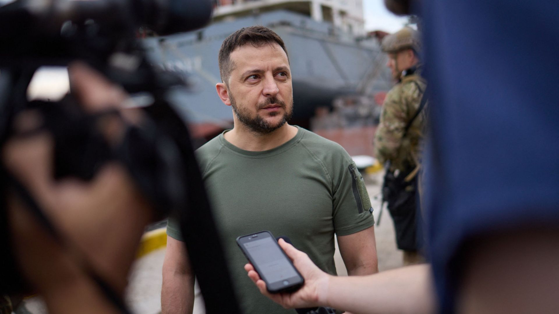 Cette photo prise et publiée par le service de presse présidentiel ukrainien le 29 juillet 2022 montre le président Volodymyr Zelensky face aux journalistes lors d’une visite du port de la mer Noire de Chornomorsk.