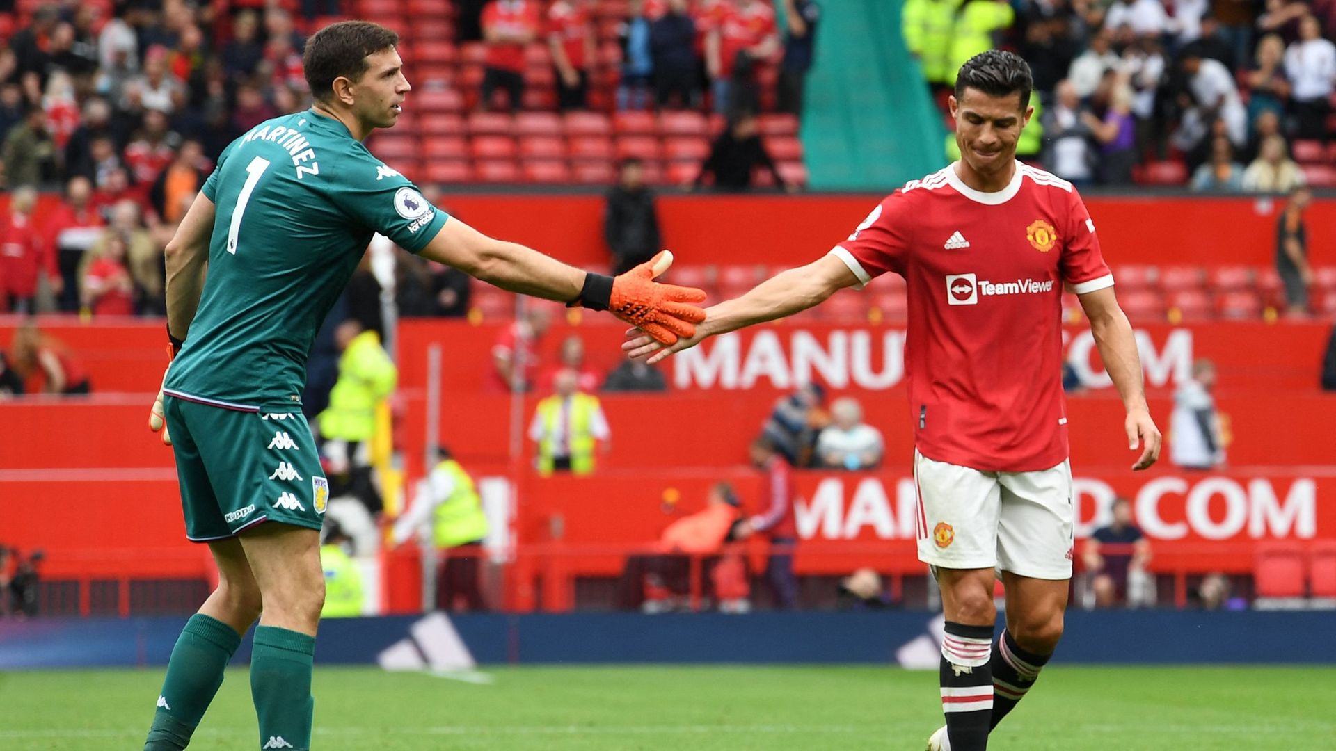 Emiliano Martinez et Cristiano Ronaldo après la rencontre