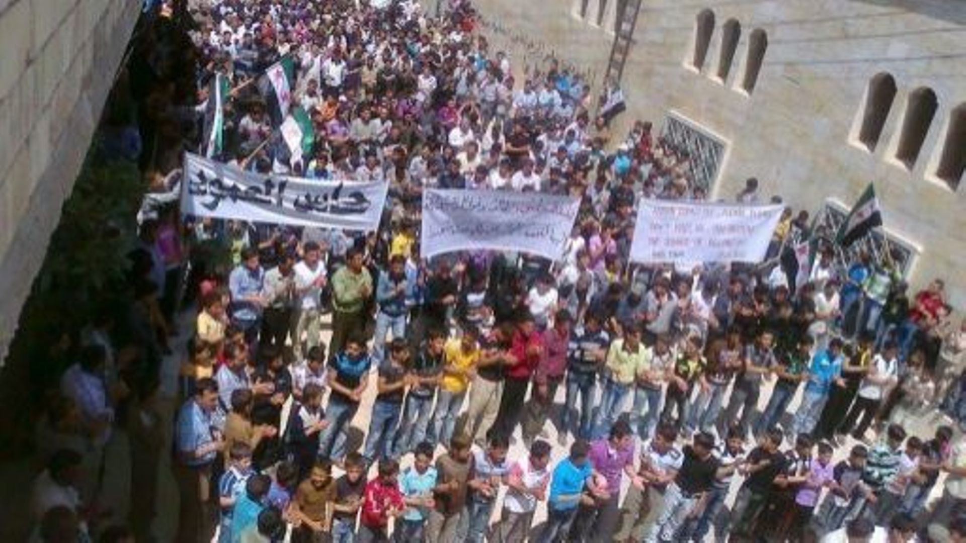 Photo, diffusée le 27 avril 2012 par le réseau d'opposition Shaam News Network, d'une manifestation contre le régime syrien à Haas