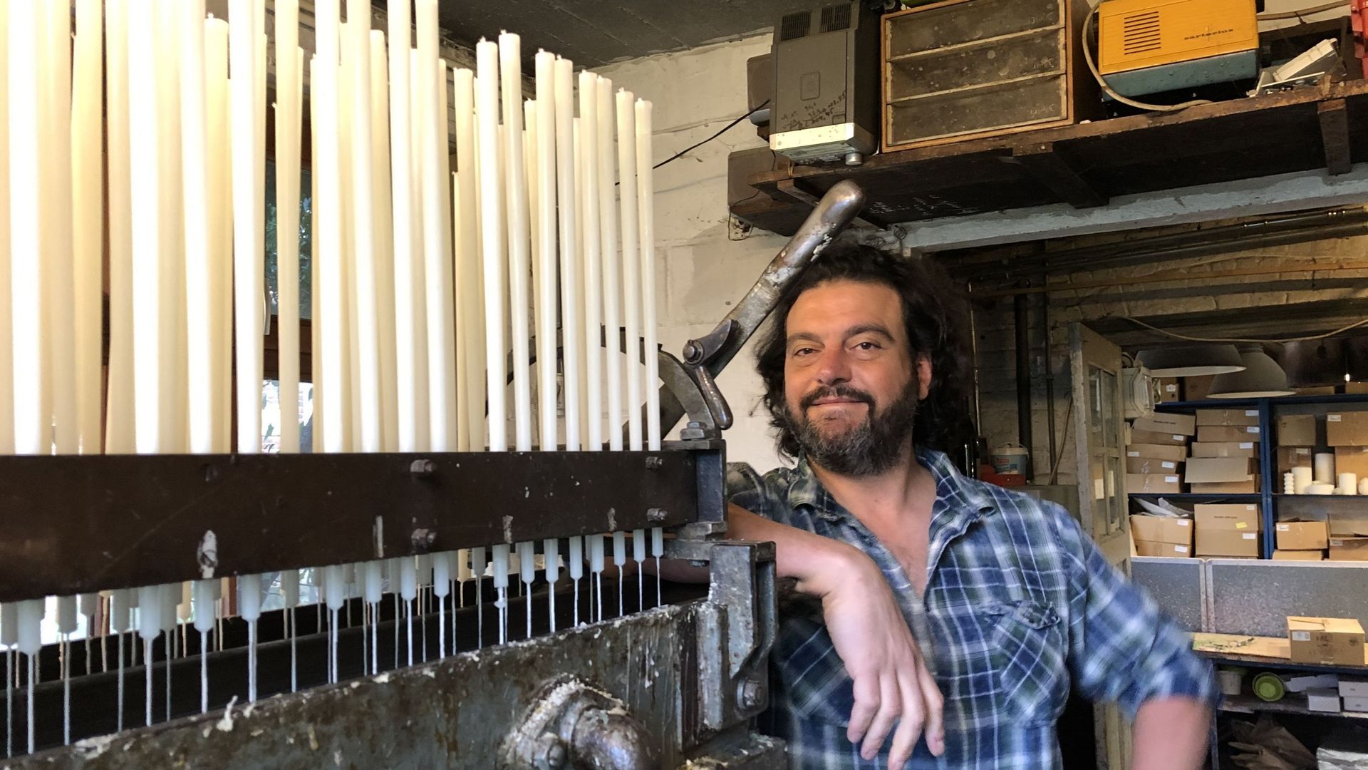 Pablo Cremers utilise toujours la machine de ses ancêtres pour fabriquer les petits cierges d'offrande, qui illuminent les églises à Noël notamment.