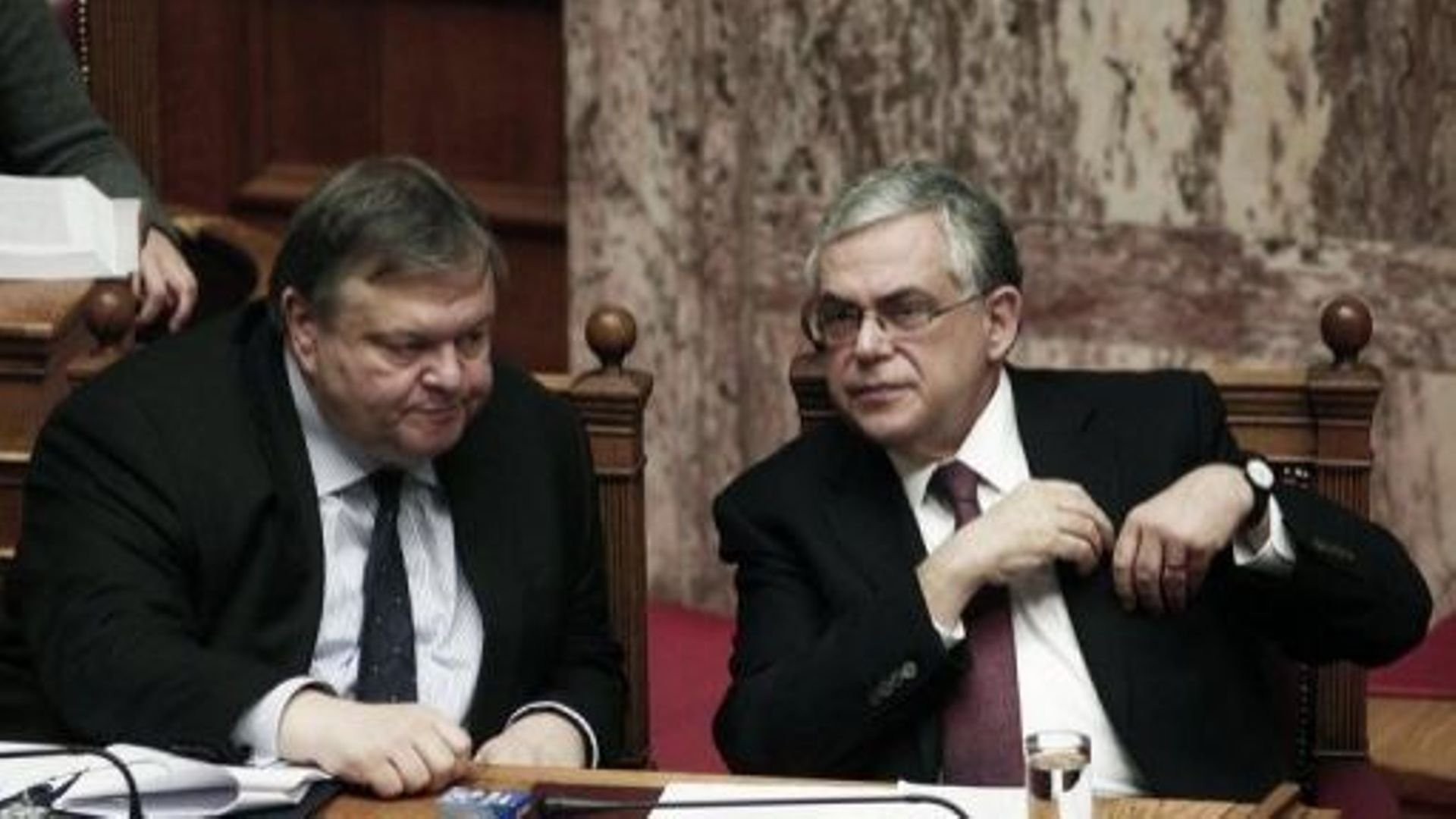Le Premier ministre grec Lucas Papademos (D) et le ministre grec des Finances Evangélos Vénizélos, le 12 février 2012 à Athènes