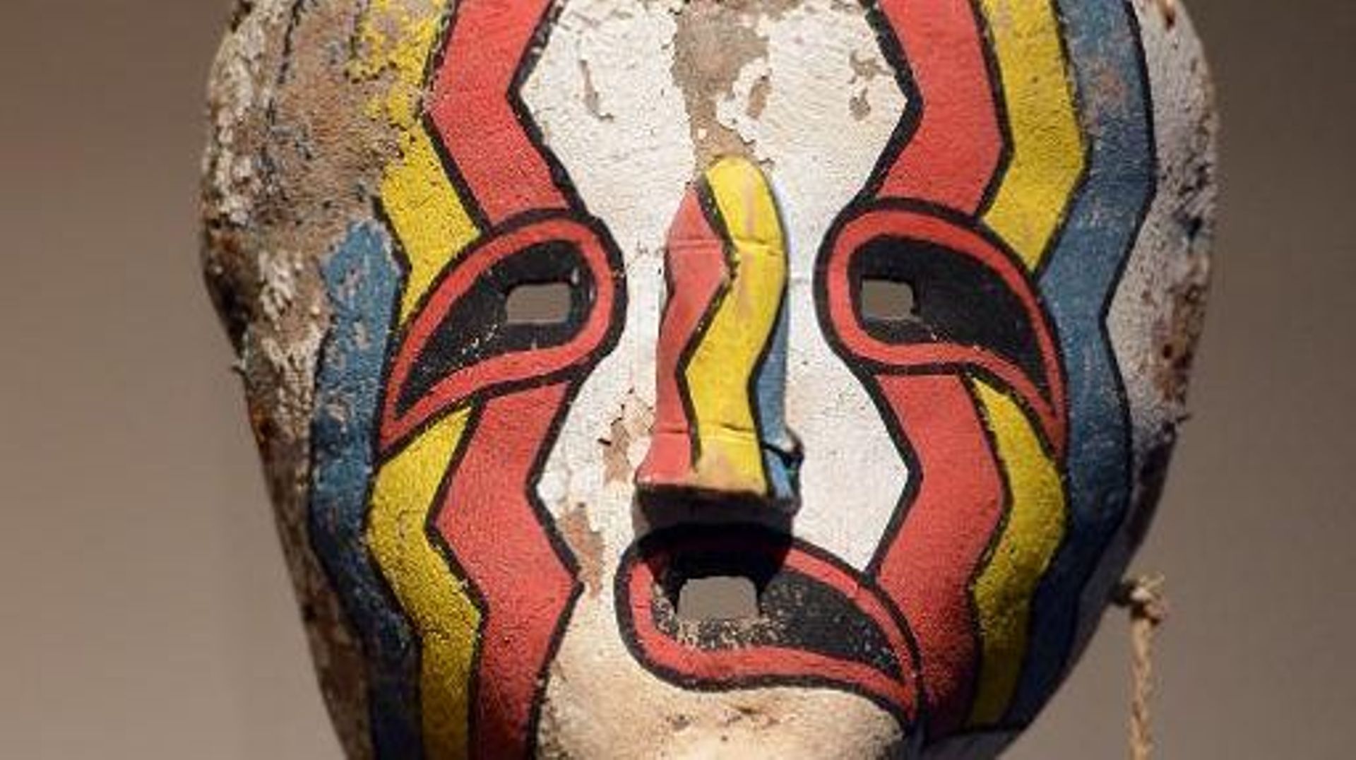 Un masque sacré Hopi lors d'une précédente vente aux enchères à Paris, le 5 avril 2013
