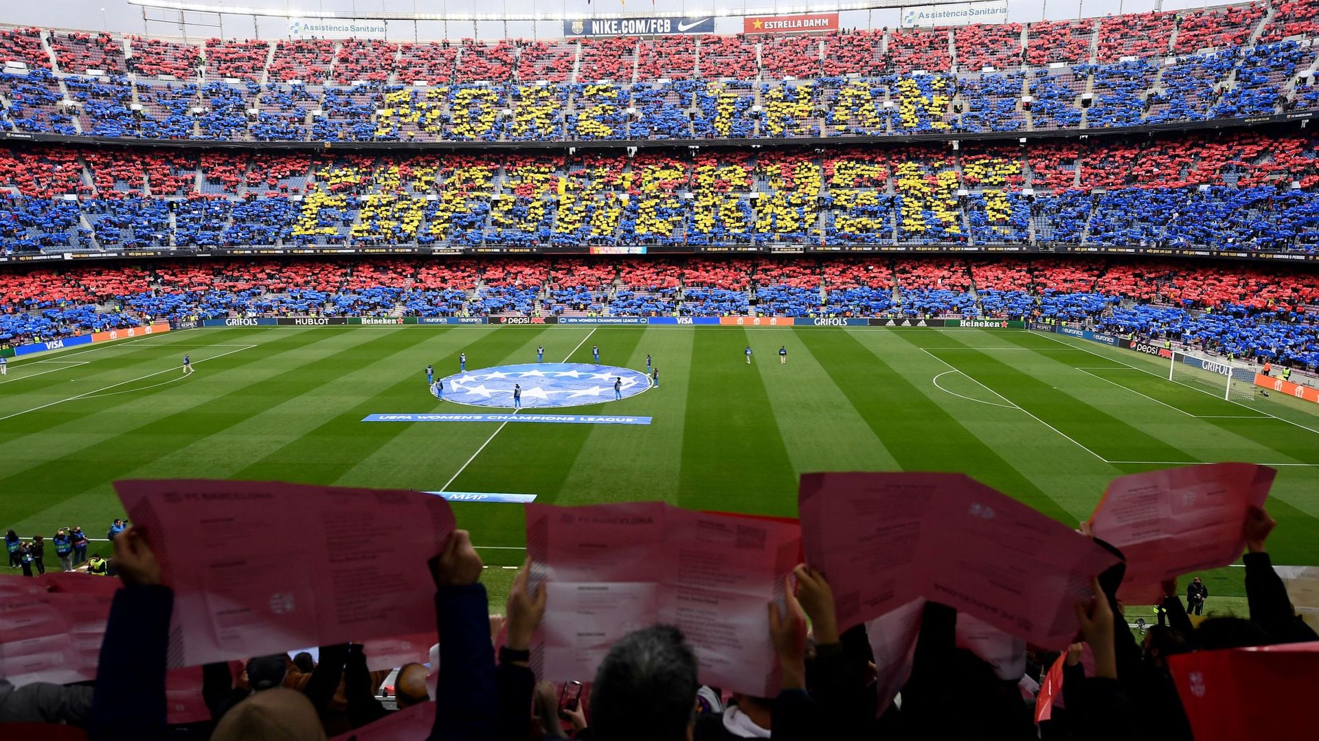 Football : Le Camp Nou, célèbre stade qui accueille les matches du FC Barcelone, va être rénové. Les travaux débuteront en juin prochain. L’équipe catalane va donc déménager à partir de 2023 et pour au moins une saison.