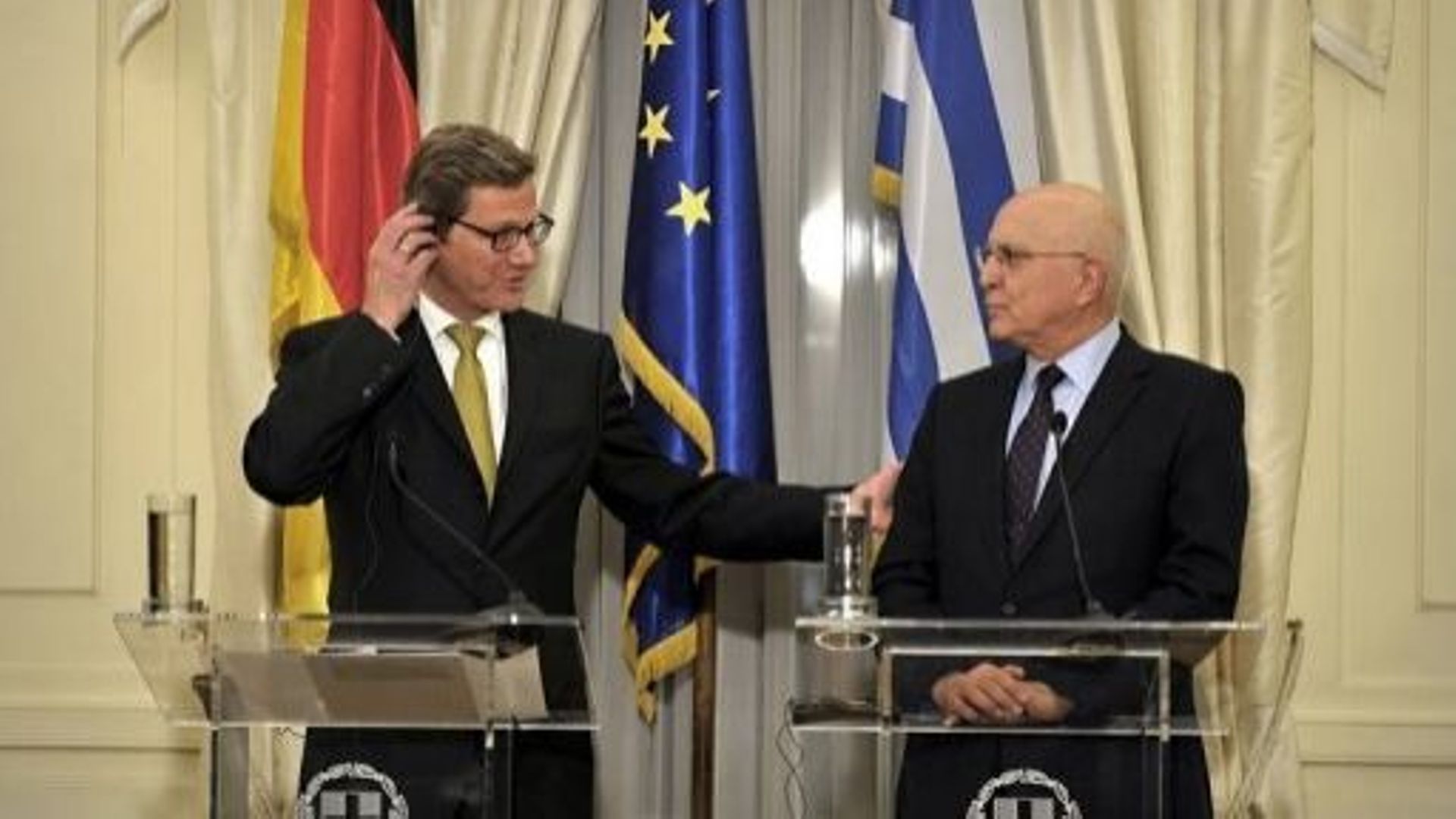 Le ministre allemand des Affaires étrangères Guido Westerwelle (D) et son homologue grec Stavros Dimas, le 15 janvier 2012 à Athènes
