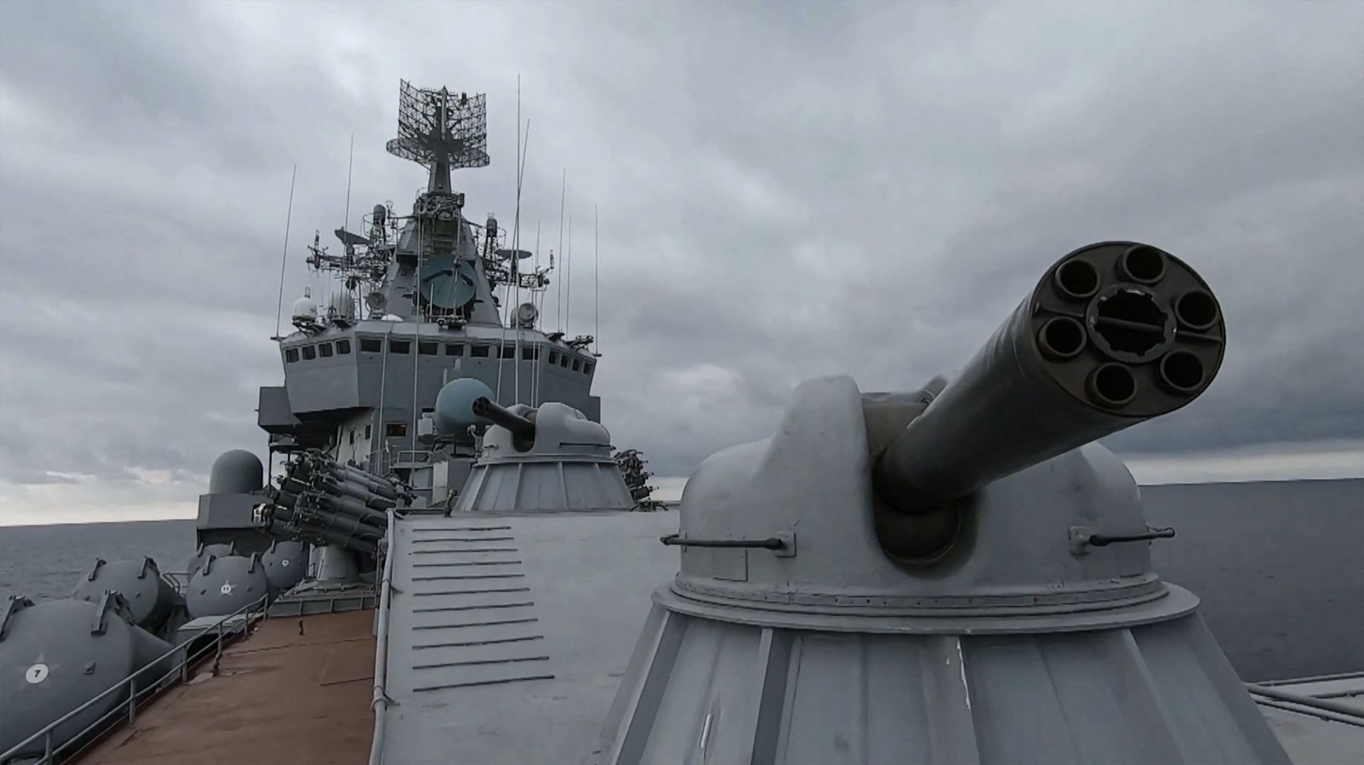 Image tirée d'une vidéo prise et publiée par le ministère russe de la Défense le 18 février 2022 montrant un croiseur russe "Moskva" lors d'exercices navals en mer Noire, à l'extérieur du port de Sébastopol, en Crimée. - Ministère russe de la défense -