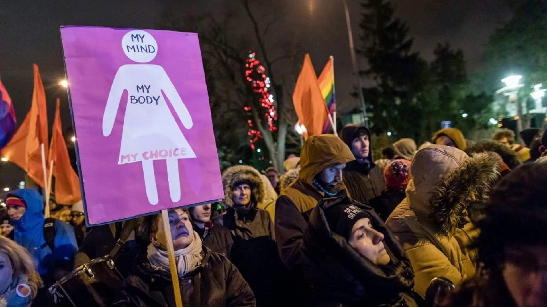 Une manifestante brandit une pancarte lors d'un mouvement pro-avortement, à Varsovie, le 13 janvier 2018