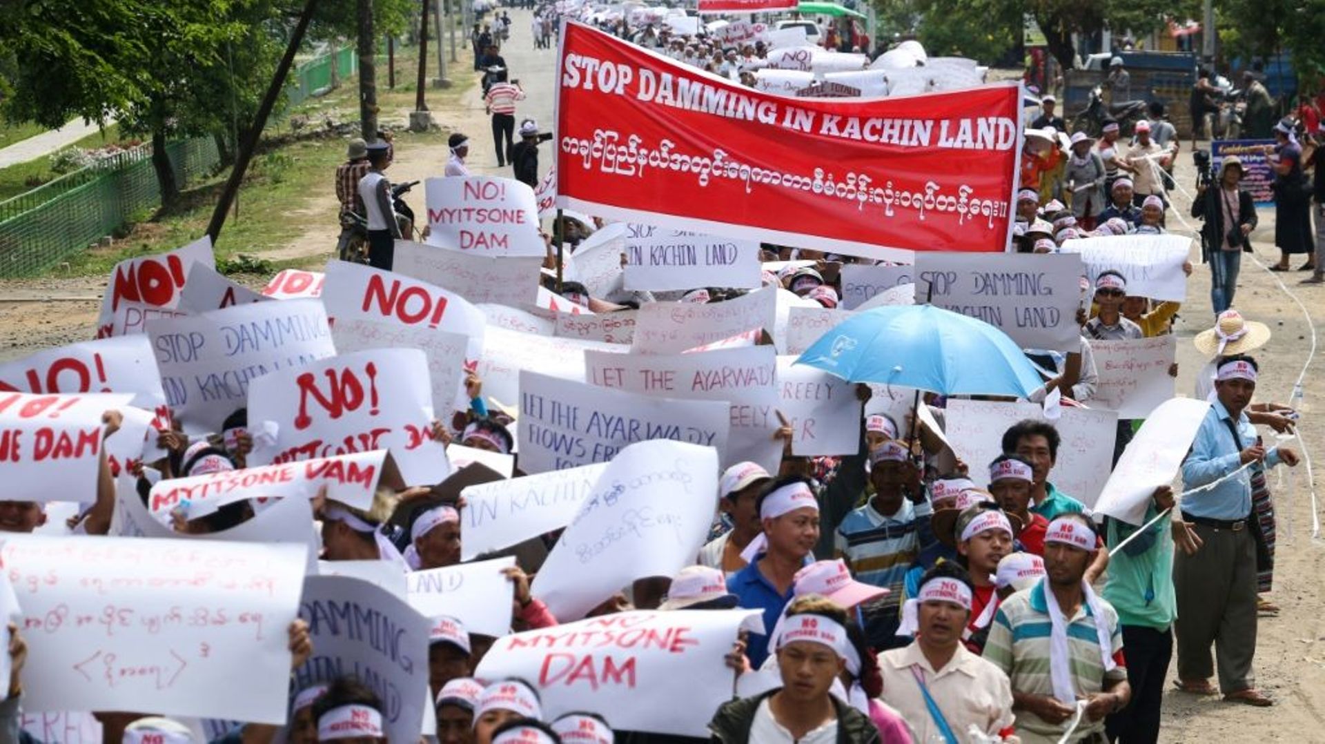 Plusieurs milliers de personnes manifestent  dans le nord de la Birmanie pour protester contre la relance d'un projet de barrage soutenu par la Chine