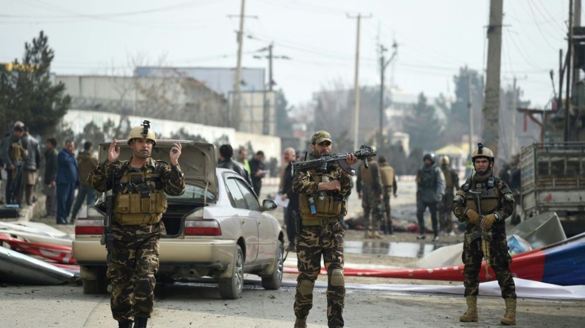 Des forces de sécurités afghanes bouclent un périmètre attaqué à Kaboul, le 02 mars 2018