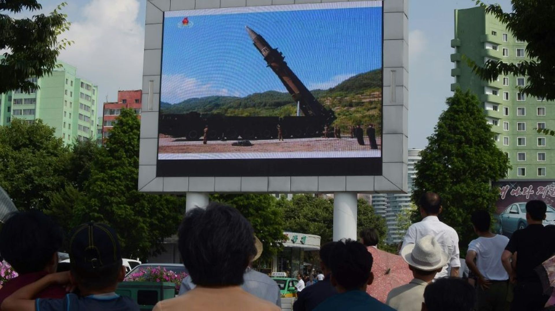 Des Nord-Coréens regardent le lancement d'un missile sur un écran géant à Pyongyang, le 4 juillet 2017