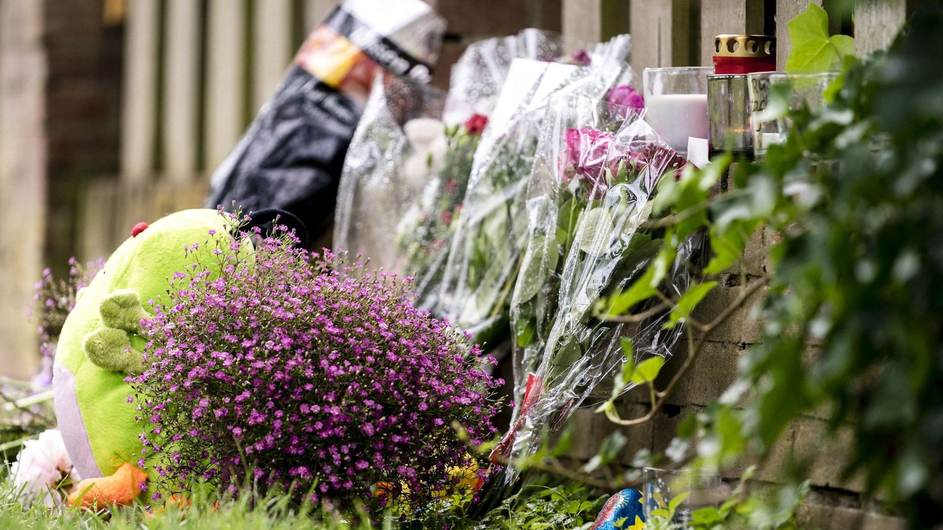 Une photo montre des bougies et des fleurs déposées devant la maison où le corps de Gino, 9 ans, a été retrouvé après avoir disparu d’un terrain de jeu à Kekrade trois jours auparavant, à Geleen, le 5 juin 2022.