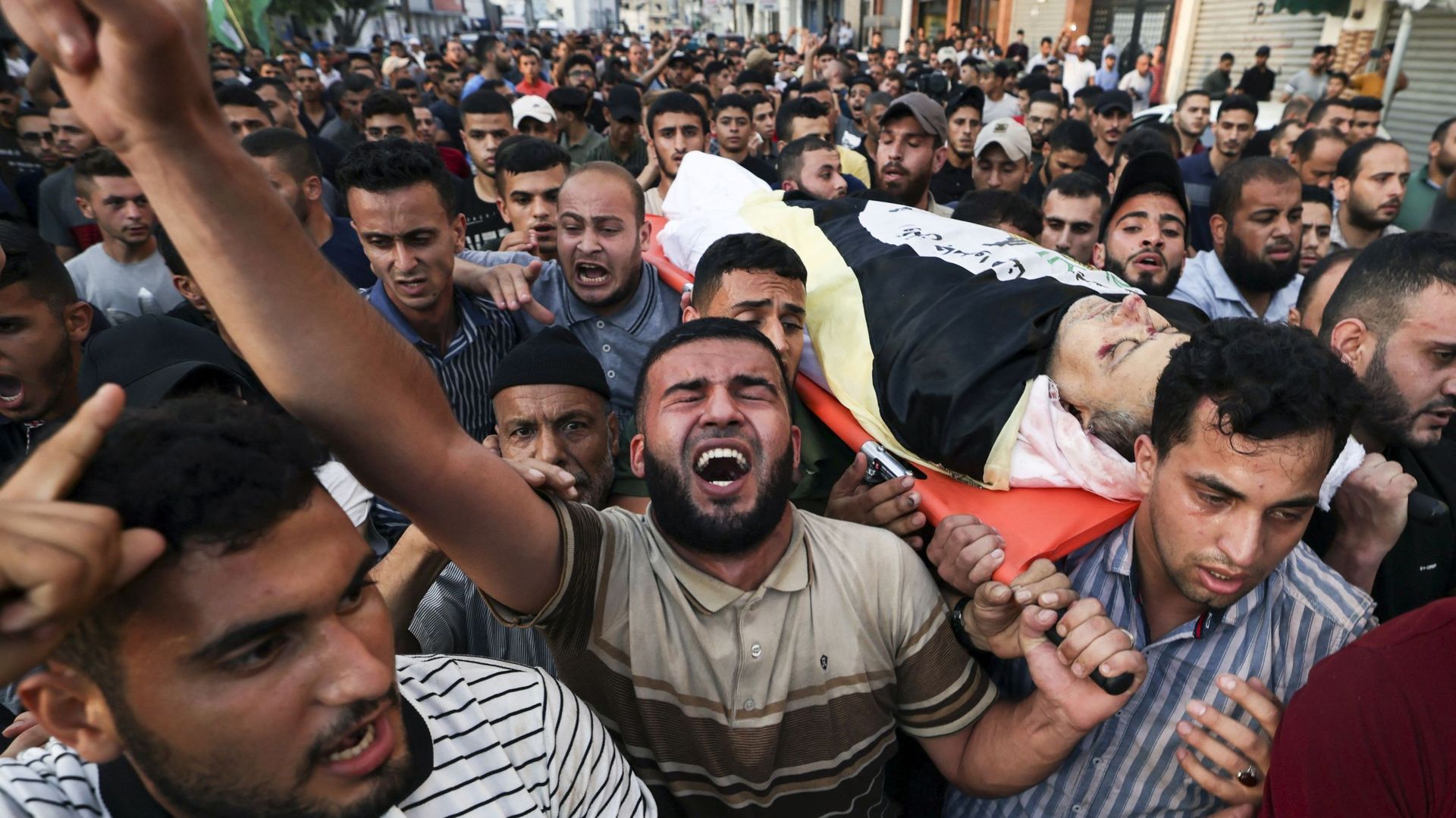 Des Palestiniens en deuil portent le corps du commandant du Jihad islamique Tayseer al-Jabari, tué plus tôt lors d'une frappe aérienne israélienne, lors de ses funérailles dans la ville de Gaza le 5 août 2022.