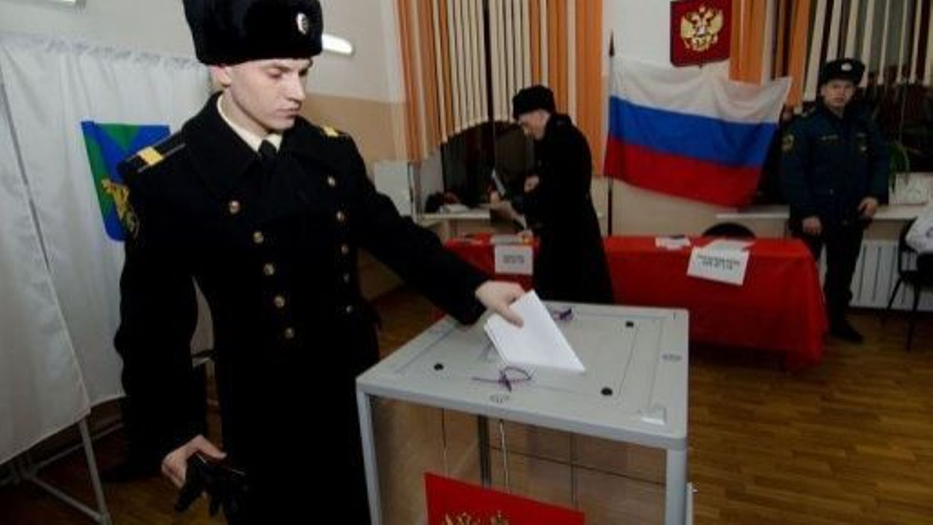Un marin vote pour la présidentielle à Vladivostok, dans l'extrême-orient russe, le 4 mars 2012