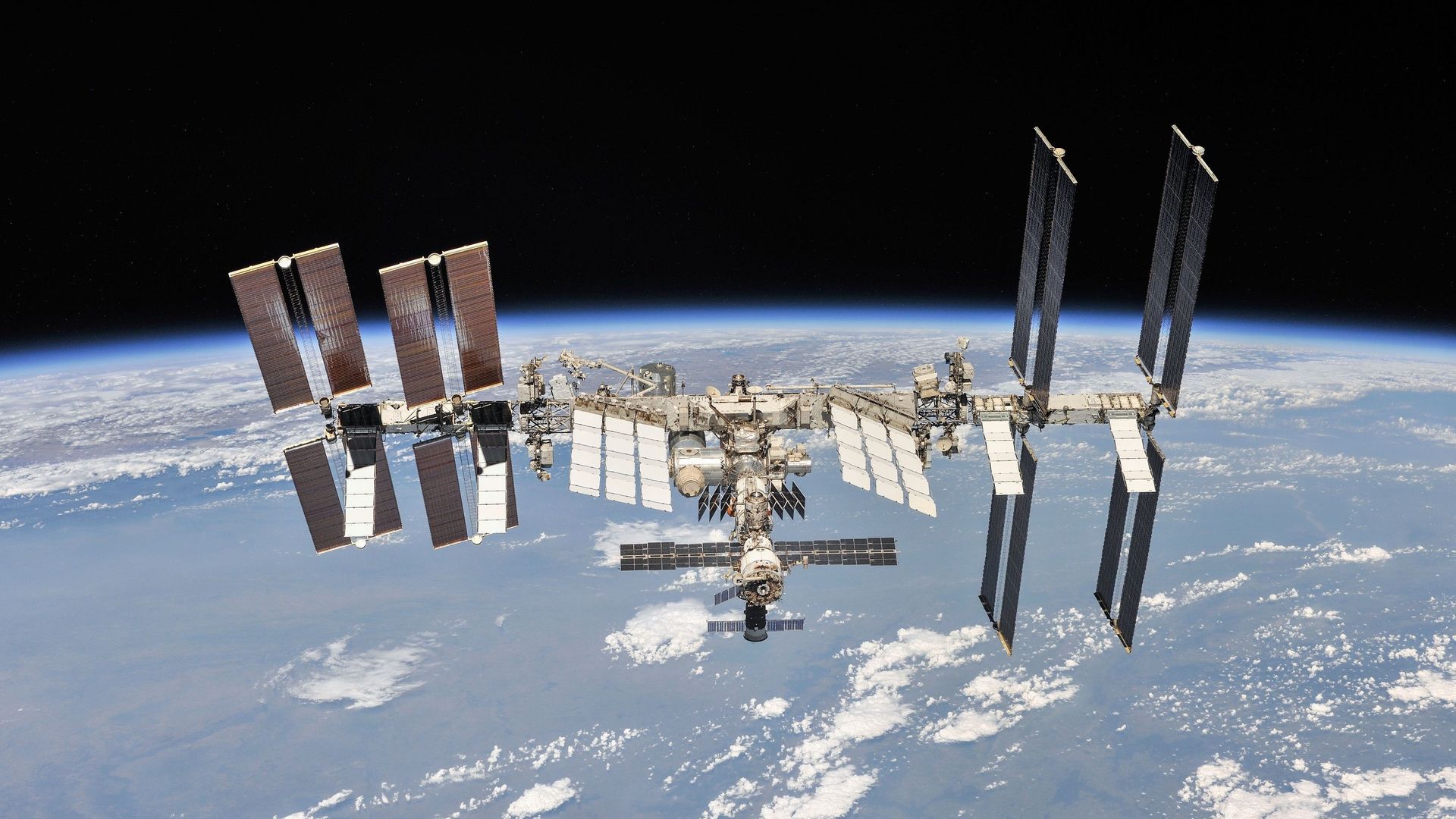 La Nasa poursuit son changement de modèle: au lieu de développer elle-même avec des sous-traitants des fusées ou des appareils, elle "achète un service," comme elle fait déjà pour la livraison de fret à la Station spatiale internationale (ISS).