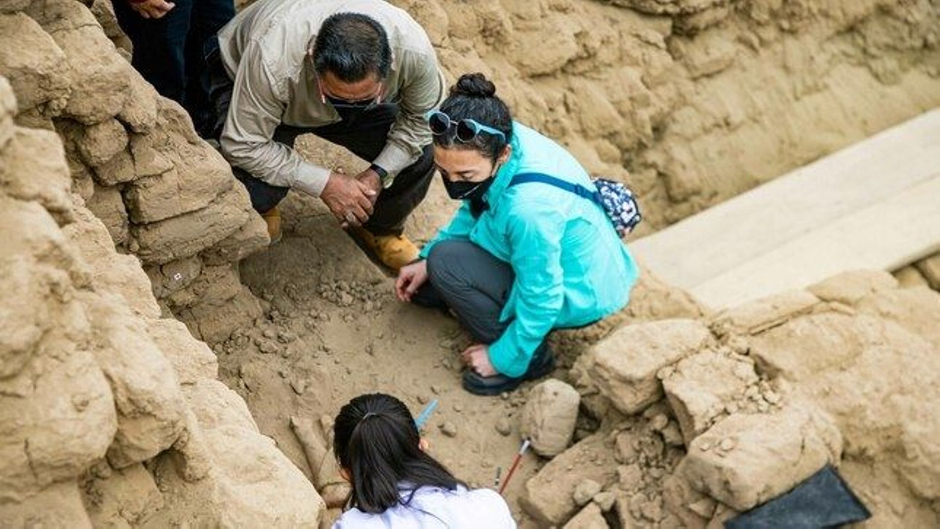 Les archéologues déterrent la sculpture sur le site de Chan Chan