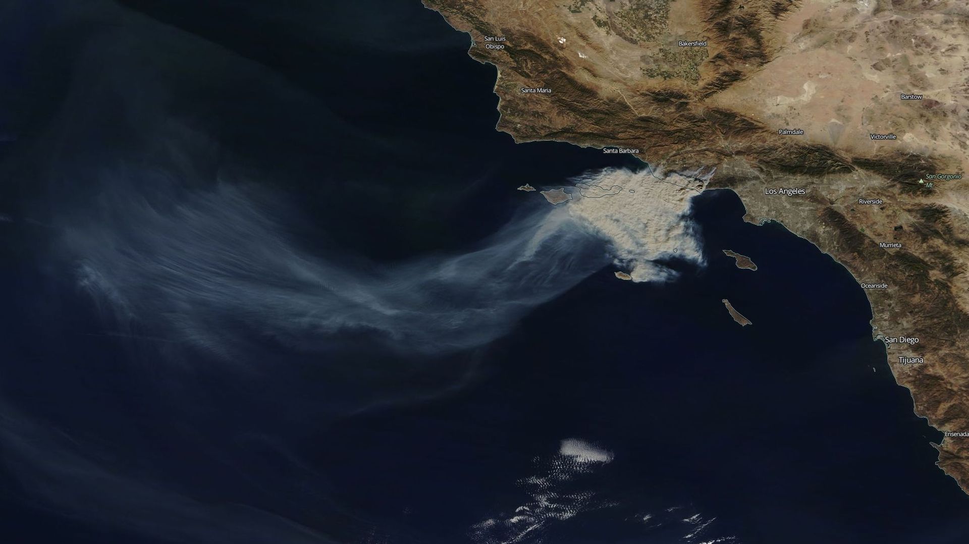 Incendies en Californie: le vent de Santa Ana attise les flammes. La fumée visible depuis l'espace.