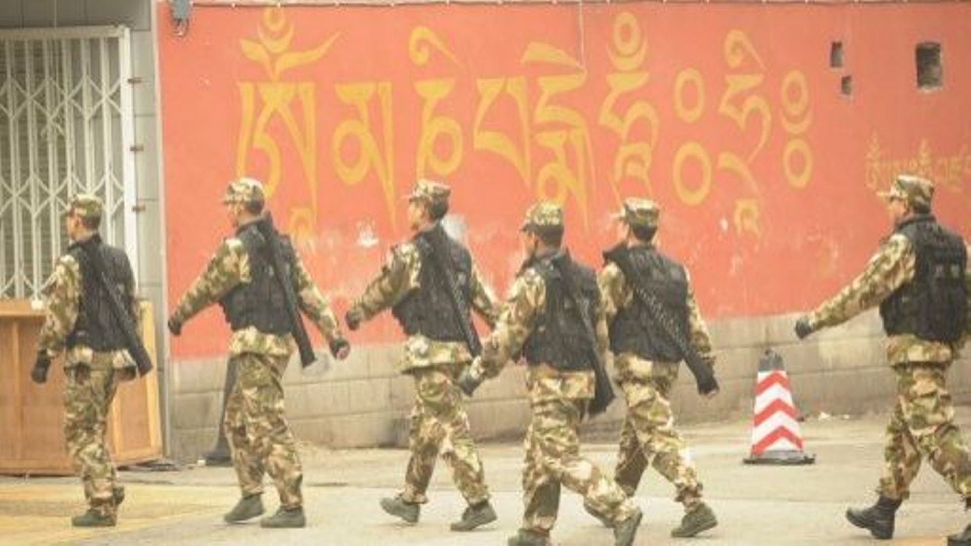 Des soldats chinois patrouillent dans Chengdu, dans la province du Sichuan, où vivent de nombreux Tibétains, le 27 janvier 2012