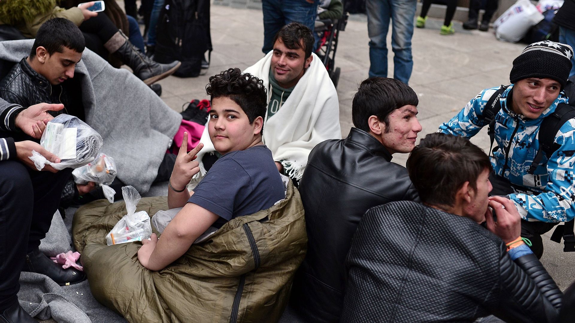 Des réfugiés et des migrants dans un campement installé dans le centre d'Athènes, le 11 décembre 2015.
