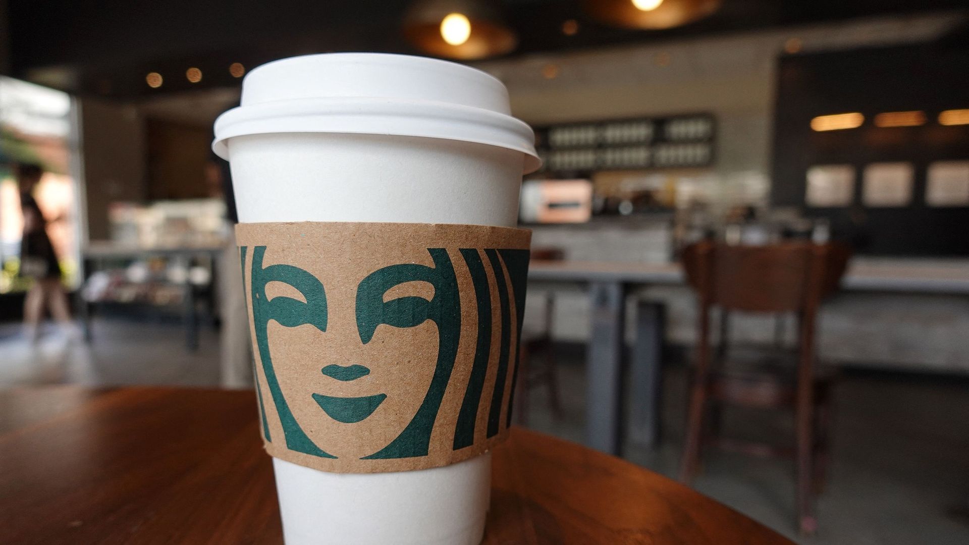 Les salariés d'un café Starbucks à Buffalo, dans le nord des États-Unis, ont voté en faveur de la création d'un syndicat au sein de leur établissement.