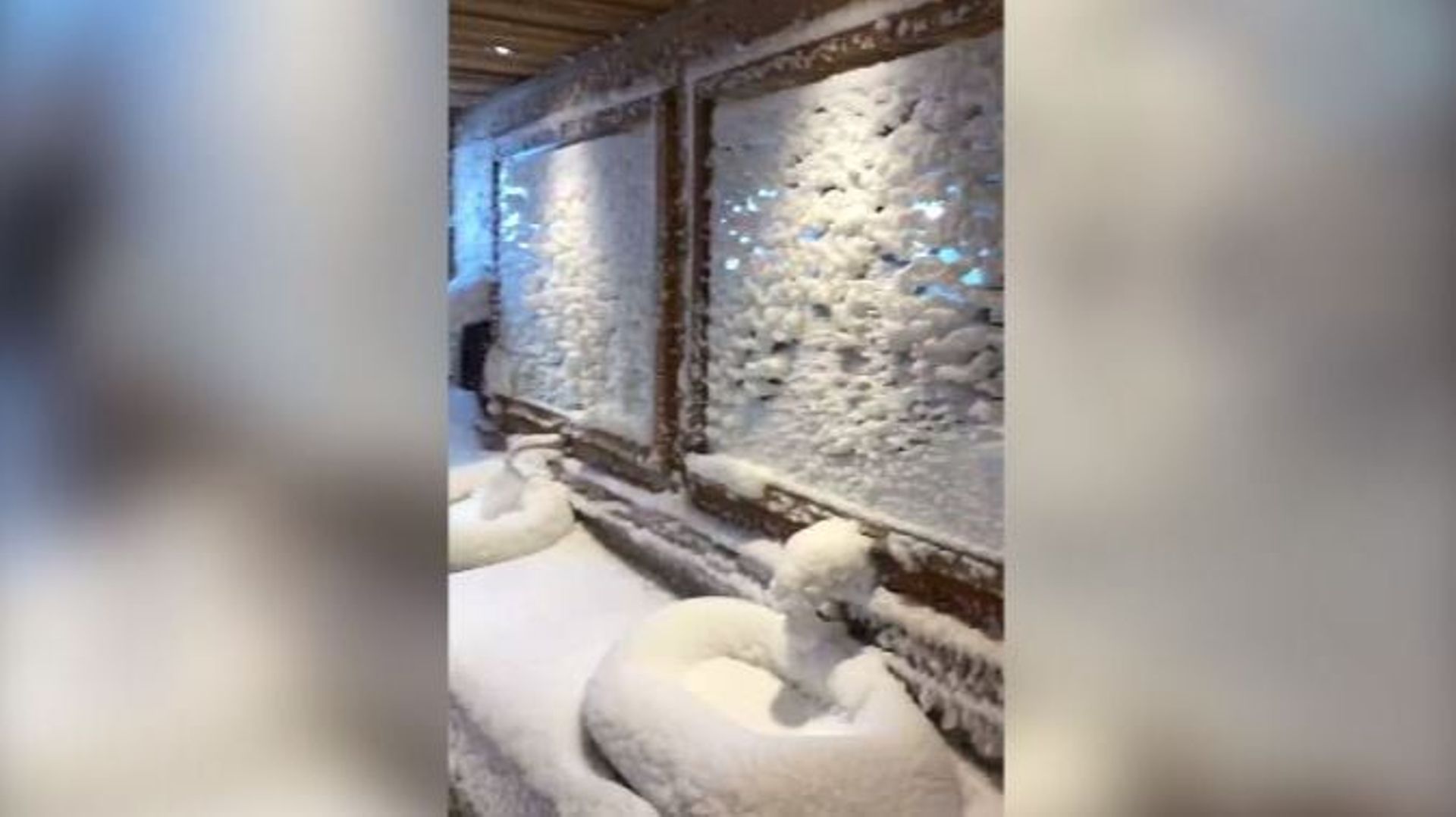 A Tignes, le restaurant "Le Panoramic" a oublié de fermer une fenêtre pendant une tempête de neige...