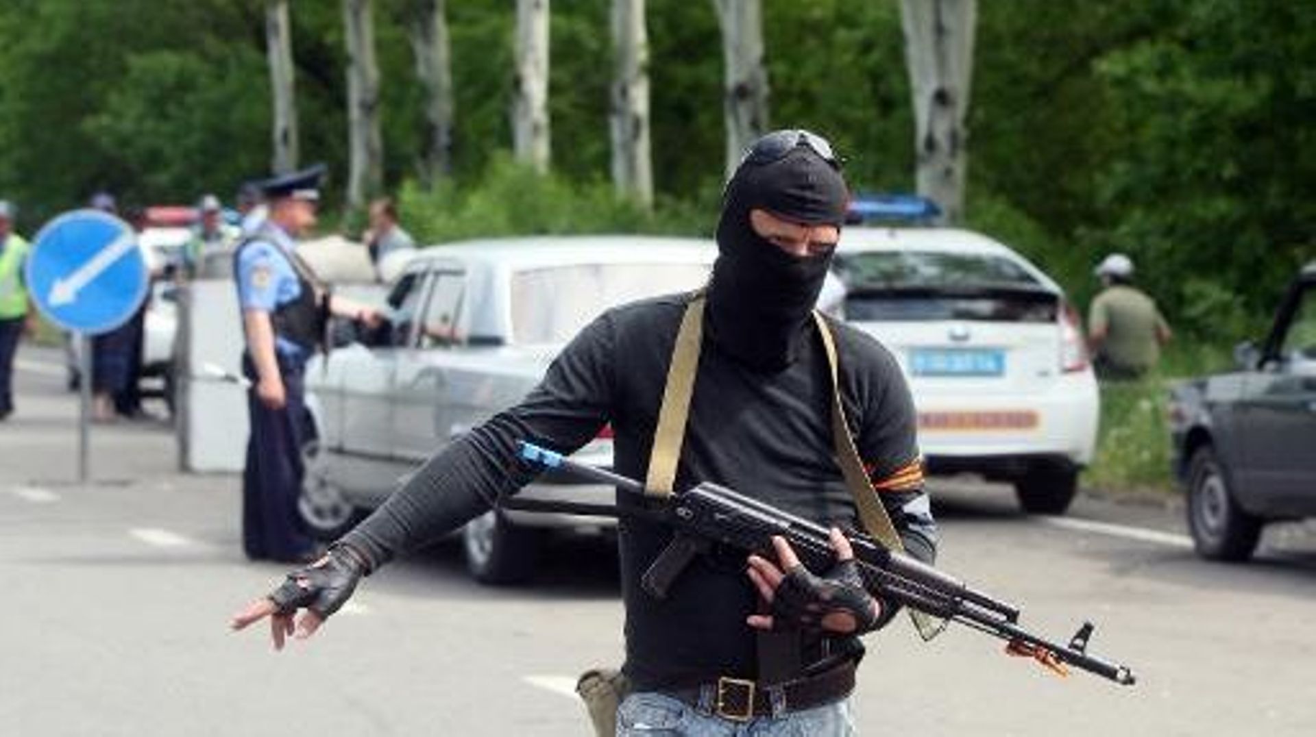 Un milicien pro-russe à un barrage routier sur la route reliant Donetsk à Mariopol, le 15 mai 2014 