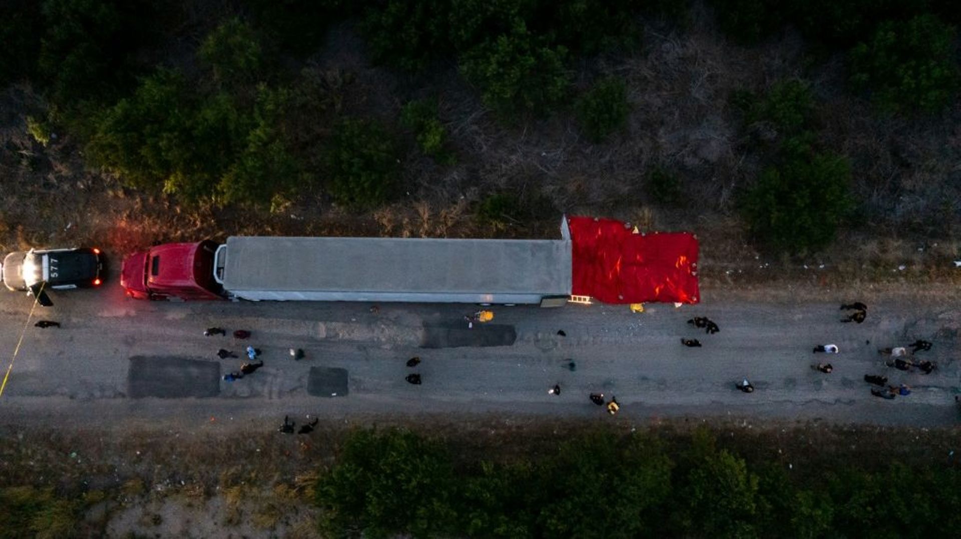 Vue aérienne d’un camion dans lequel des migrants ont été retrouvés morts, le 27 juin 2022 à San Antonio, au Texas