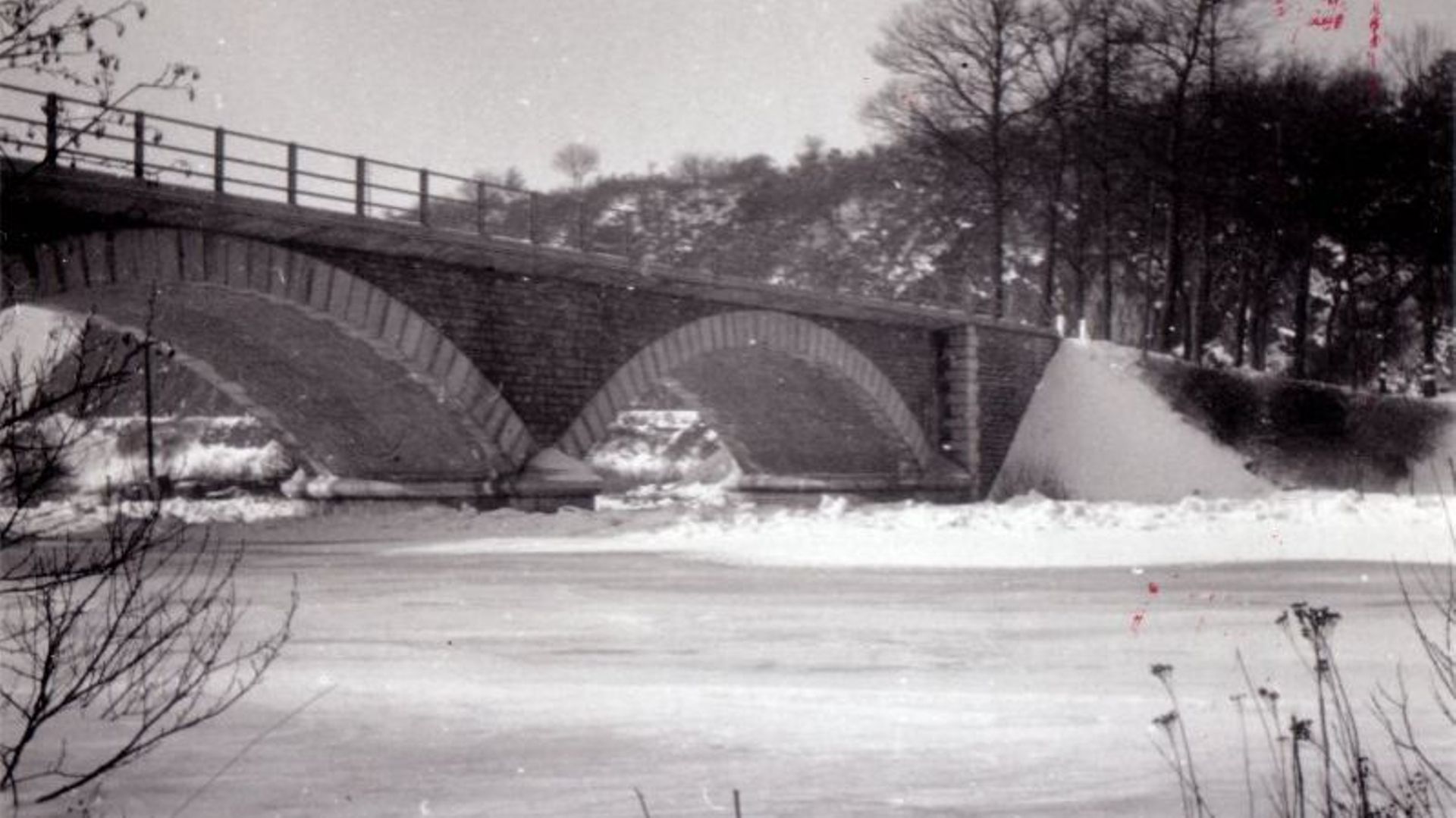 A Deulin, l'Ourthe gèle sous le pont nouvellement construit (février 1956).