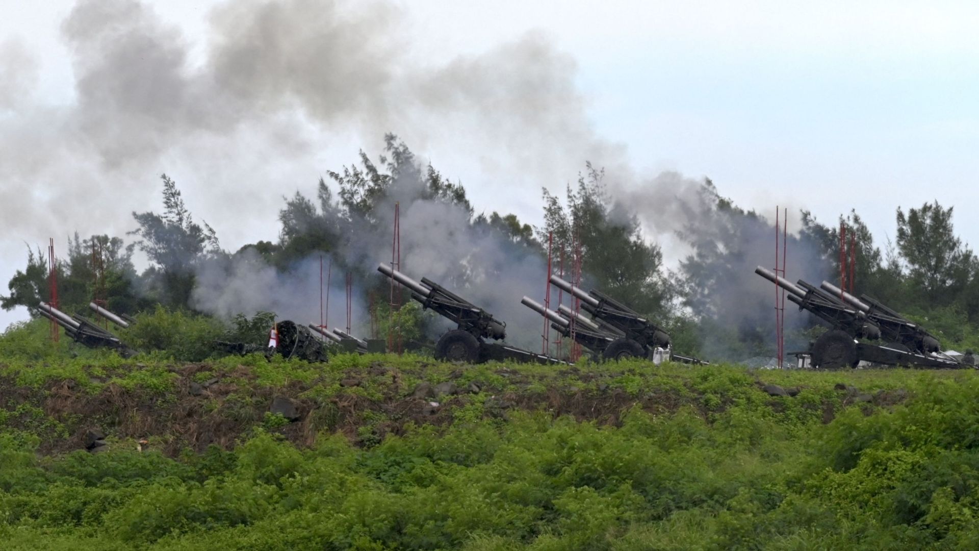 Des soldats de l’armée taïwanaise tirent des obus lors d’un exercice anti-atterrissage à tir réel dans le comté de Pingtung, dans le sud de Taïwan, le 9 août 2022.