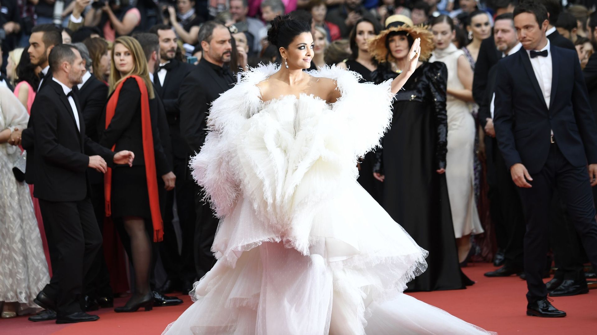 Comme chaque année, Aishwarya Rai aborde le Festival de Cannes de la plus belle des façons. Ici dans une époustouflante robe Ashi Studio. Cannes, le 20 mai 2019.