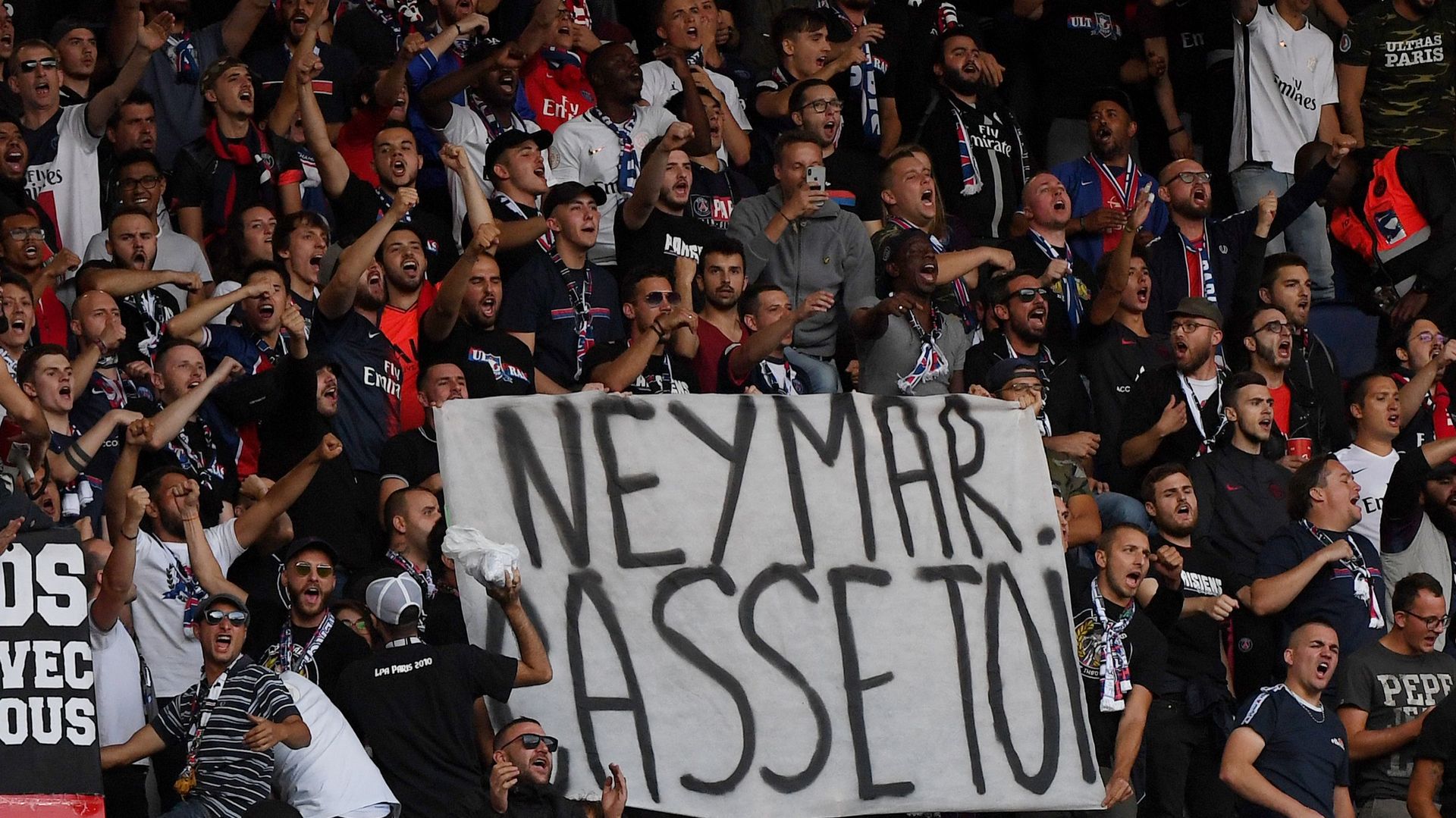 "Neymar casse-toi", les supporters du PSG veulent le départ du Brésilien