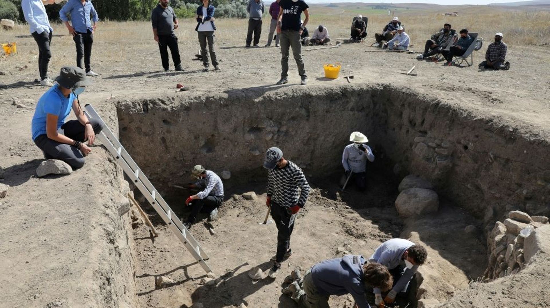 Les archéologistes travaillent sur les vestiges d'un palais Hittite avec ses céramiques et verreries luxueuses, découverts sur le site d'Usakli Hoyuk près de Yozgat le 21 septembre 2021