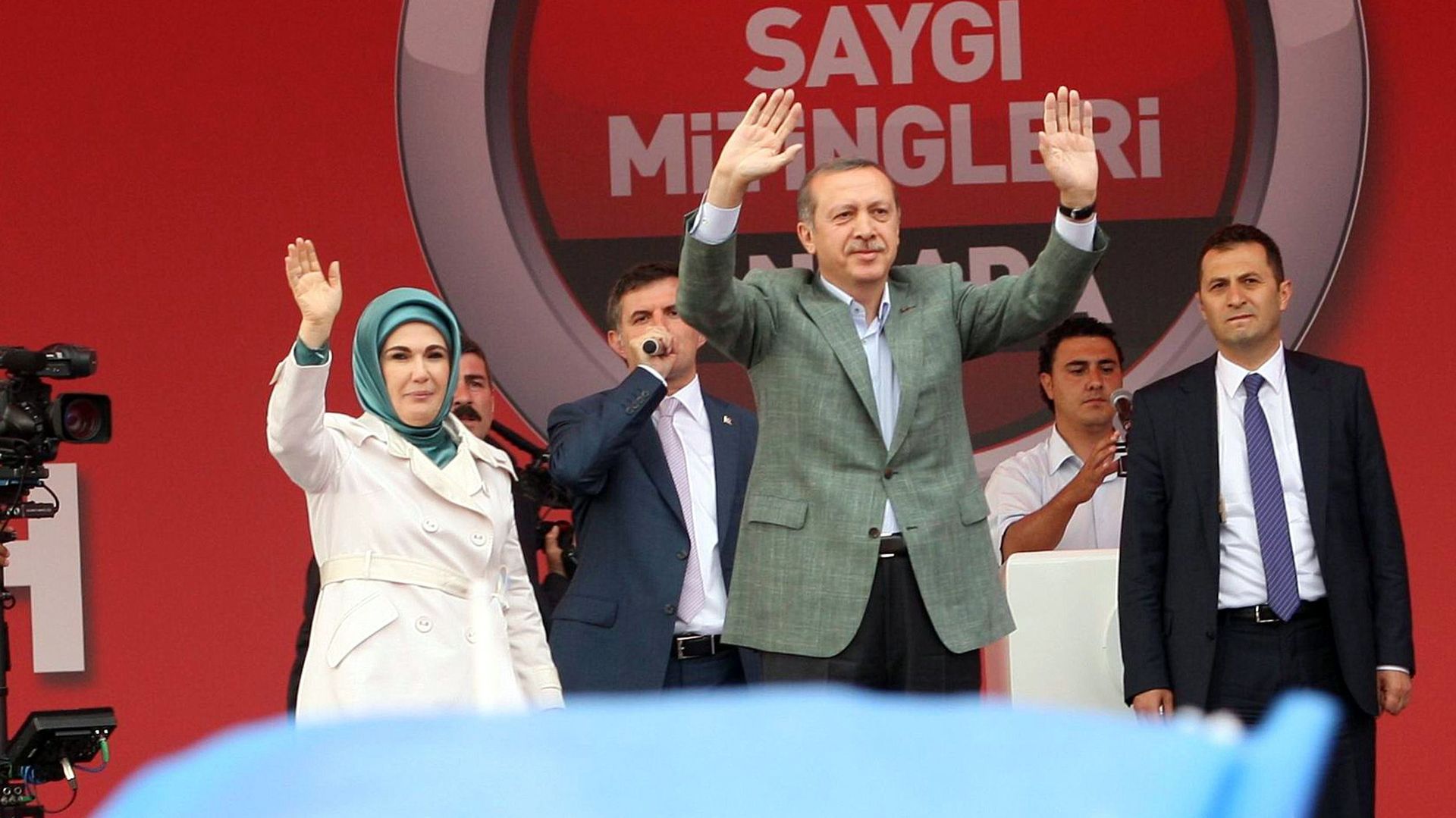 Turquie: Erdogan réunit ses partisans après une nuit d'affrontements à Istanbul