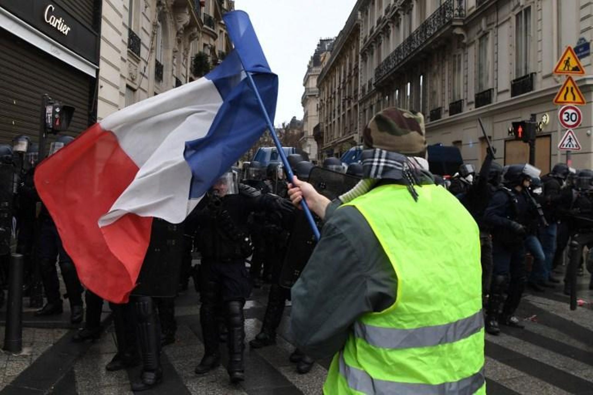 Les gilets jaunes face aux forces de l'ordre. Un deuxième week-end d'affilée sous haute tension à Paris.