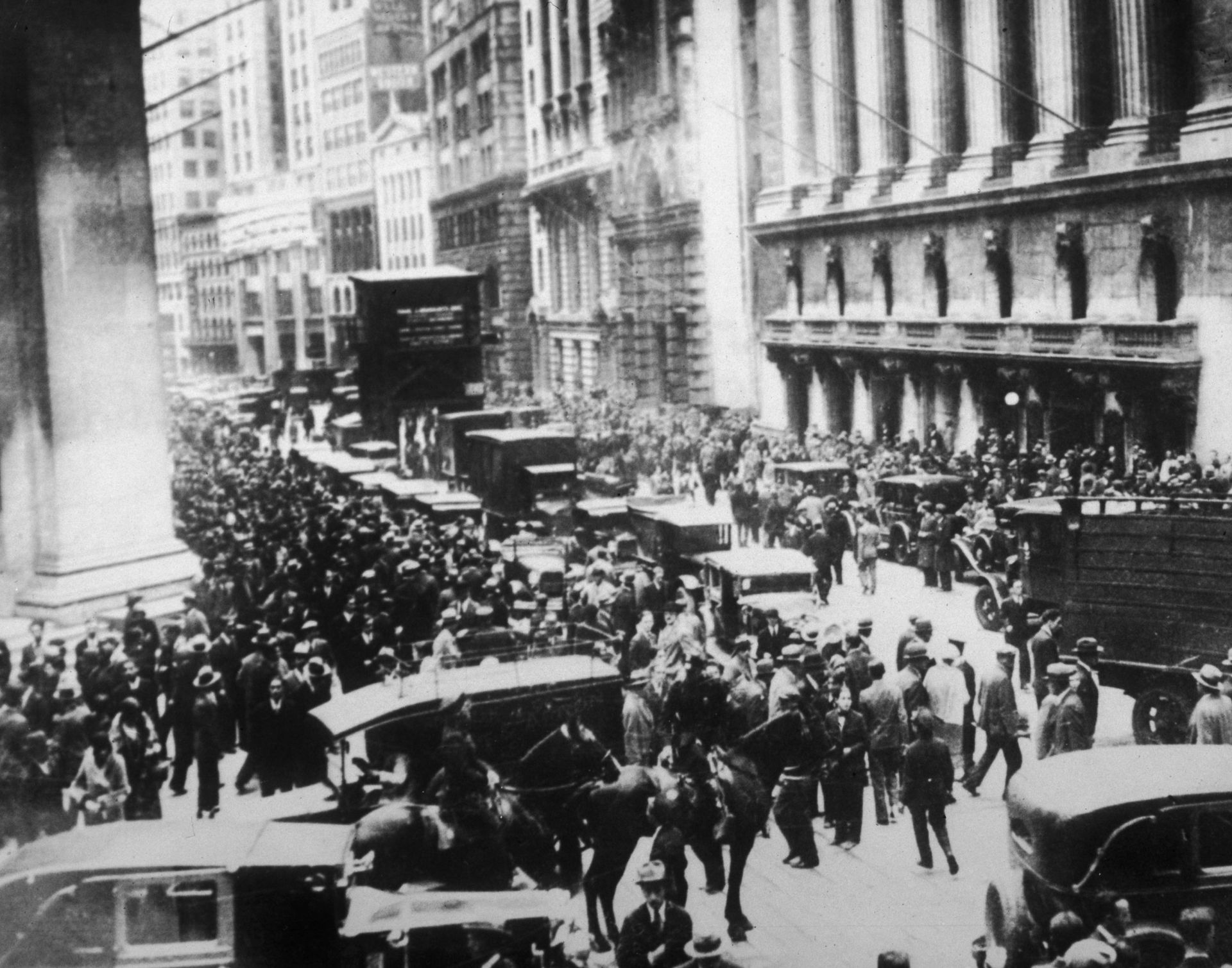 Octobre 1929, la foule devant Wall Street à New York…