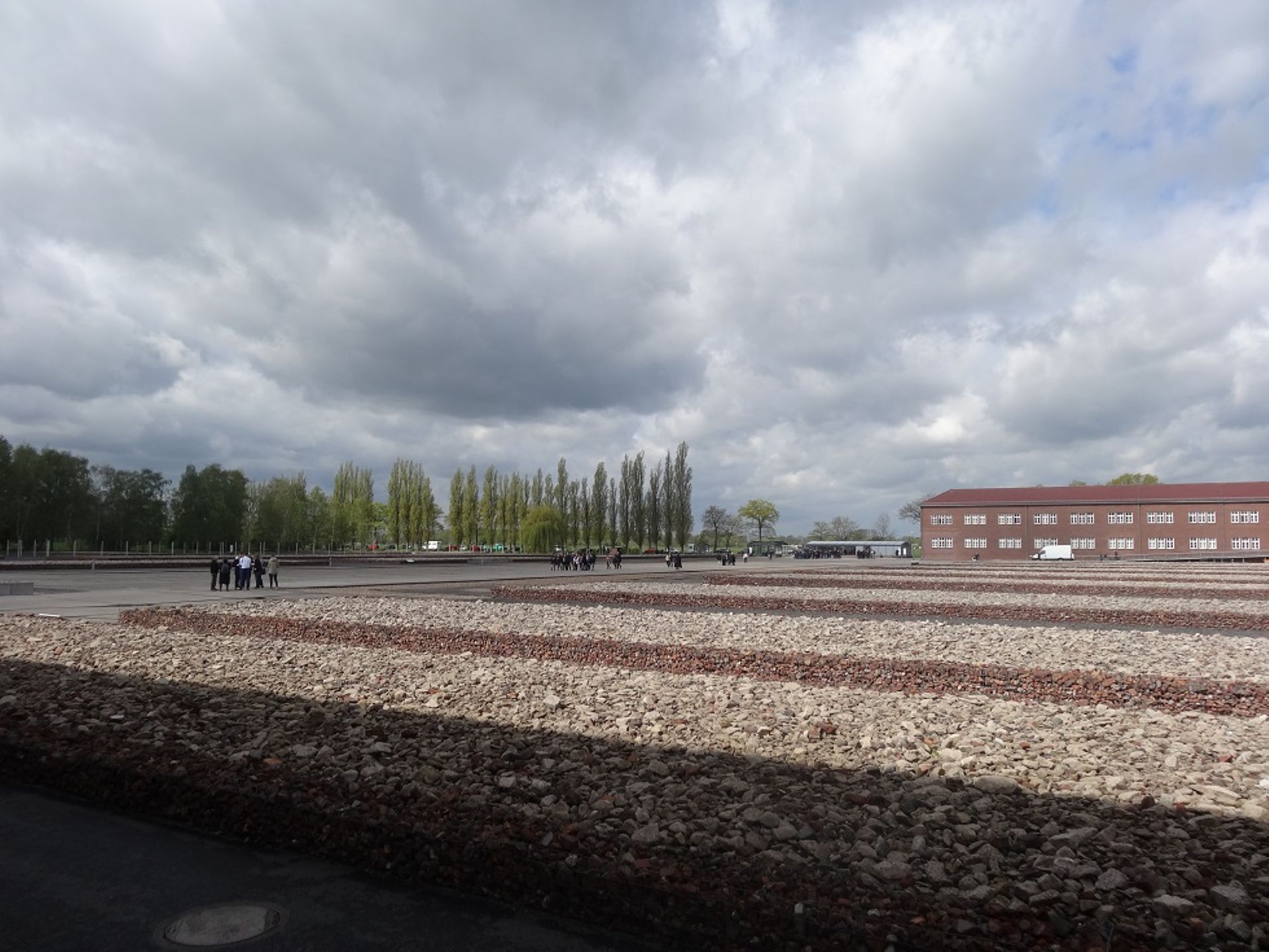 Neuengamme: emplacements des baraquements marqués par du gravillon