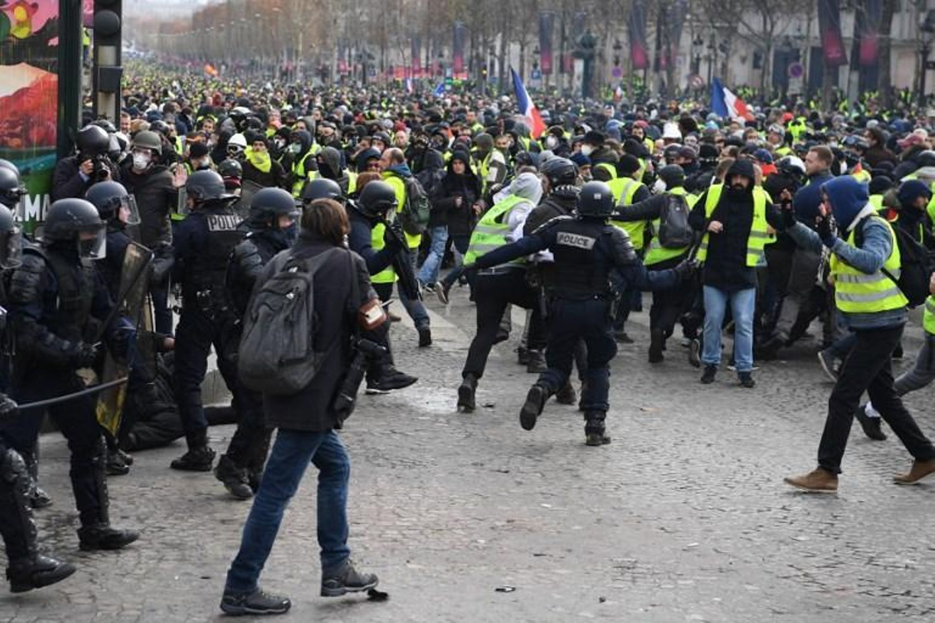 8000 gilets jaunes face à 8000 policiers à Paris. De temps en temps, c'est l'affrontement.
