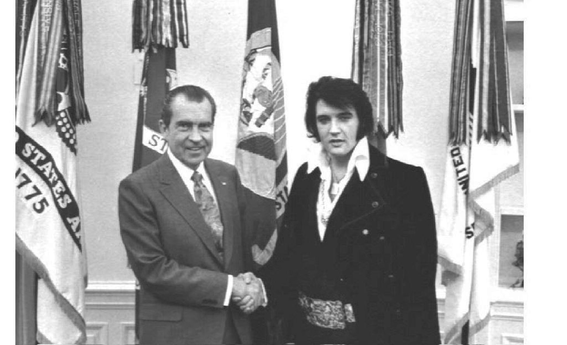 Le président américain Richard Nixon serrant la main de Elvis Presley à la Maison Blanche, 21 décembre 1970.