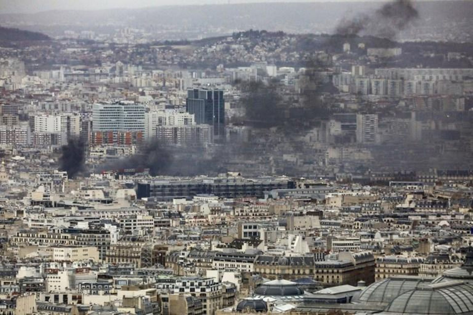 Une épaisse fumée noire s'élève au-dessus de Paris.